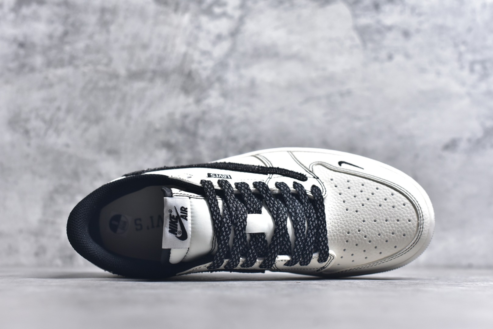 图片[4]-#Levis x Jordan 1 Low AJ1 乔1李维斯联名 低帮文化休闲板鞋 LE2436-135 #多方联名合作融合了Travis Scott 独特的音乐风格，藤原浩个性的设计风格以及Jordan品牌的经典元素 使其成为一双具有独特身份和价值的鞋子 清新而立体的外观加上联名标识更突出了其独特身份 这种配色方案显示出活力和时尚感 在视觉上引人注目 鞋身的质感和细腻的细节处理使其显得高端而格调十足 这款“倒钩”联名是设计与创意完美结合 融合多方的个性风格是一款备受瞩目的潮流鞋款 尺码：36 36.5 37.5 38 38.5 39 40 40.5 41 42 42.5 43 44 44.5 45 9.E5-选品中心