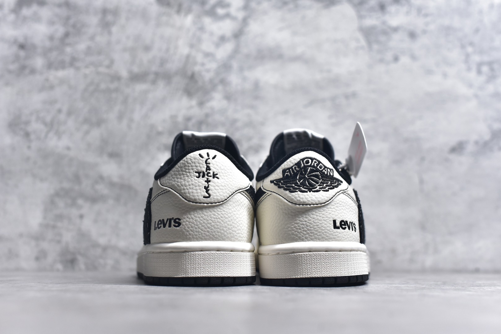 图片[5]-#Levis x Jordan 1 Low AJ1 乔1李维斯联名 低帮文化休闲板鞋 LE2436-135 #多方联名合作融合了Travis Scott 独特的音乐风格，藤原浩个性的设计风格以及Jordan品牌的经典元素 使其成为一双具有独特身份和价值的鞋子 清新而立体的外观加上联名标识更突出了其独特身份 这种配色方案显示出活力和时尚感 在视觉上引人注目 鞋身的质感和细腻的细节处理使其显得高端而格调十足 这款“倒钩”联名是设计与创意完美结合 融合多方的个性风格是一款备受瞩目的潮流鞋款 尺码：36 36.5 37.5 38 38.5 39 40 40.5 41 42 42.5 43 44 44.5 45 9.E5-选品中心