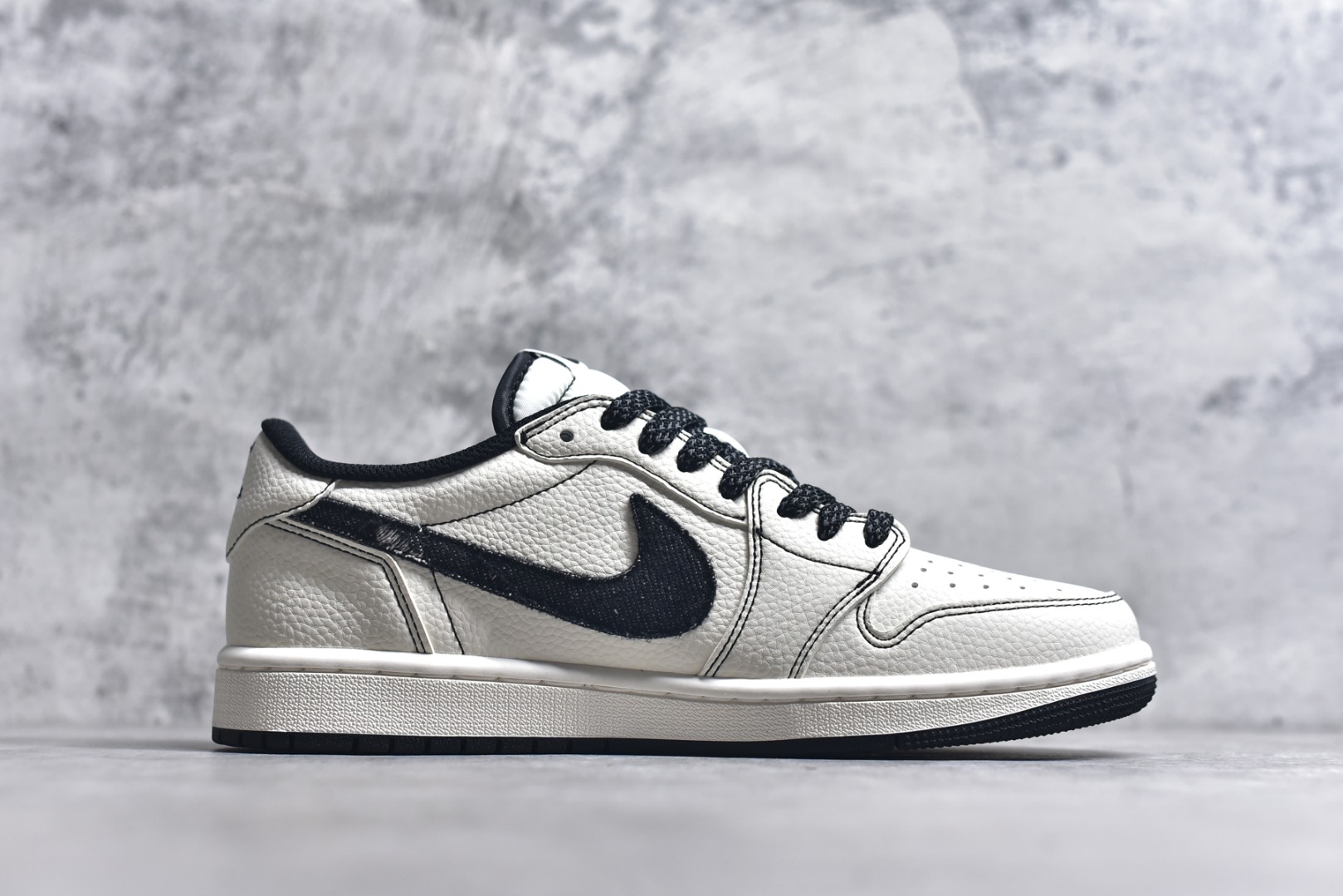 图片[3]-#Levis x Jordan 1 Low AJ1 乔1李维斯联名 低帮文化休闲板鞋 LE2436-135 #多方联名合作融合了Travis Scott 独特的音乐风格，藤原浩个性的设计风格以及Jordan品牌的经典元素 使其成为一双具有独特身份和价值的鞋子 清新而立体的外观加上联名标识更突出了其独特身份 这种配色方案显示出活力和时尚感 在视觉上引人注目 鞋身的质感和细腻的细节处理使其显得高端而格调十足 这款“倒钩”联名是设计与创意完美结合 融合多方的个性风格是一款备受瞩目的潮流鞋款 尺码：36 36.5 37.5 38 38.5 39 40 40.5 41 42 42.5 43 44 44.5 45 9.E5-选品中心