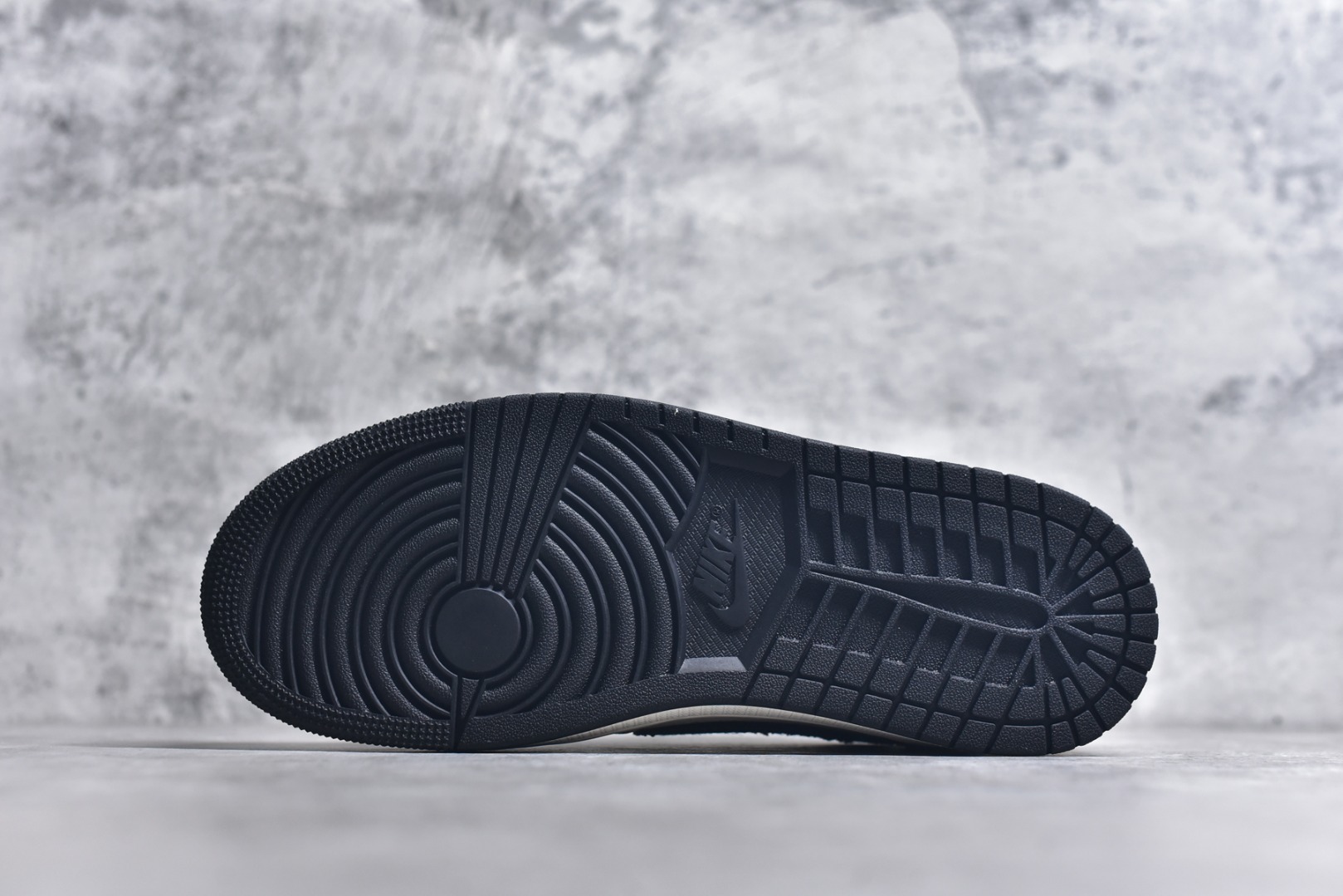 图片[6]-#Levis x Jordan 1 Low AJ1 乔1李维斯联名 低帮文化休闲板鞋 LE2436-135 #多方联名合作融合了Travis Scott 独特的音乐风格，藤原浩个性的设计风格以及Jordan品牌的经典元素 使其成为一双具有独特身份和价值的鞋子 清新而立体的外观加上联名标识更突出了其独特身份 这种配色方案显示出活力和时尚感 在视觉上引人注目 鞋身的质感和细腻的细节处理使其显得高端而格调十足 这款“倒钩”联名是设计与创意完美结合 融合多方的个性风格是一款备受瞩目的潮流鞋款 尺码：36 36.5 37.5 38 38.5 39 40 40.5 41 42 42.5 43 44 44.5 45 9.E5-选品中心