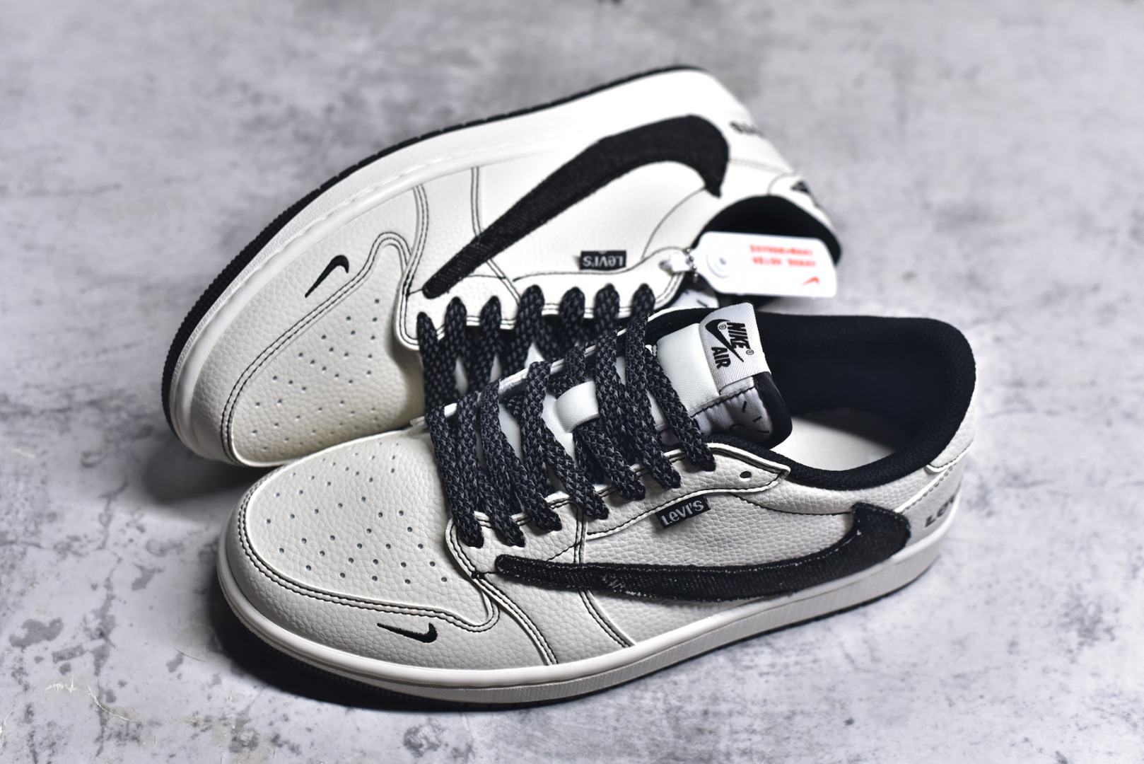 图片[7]-#Levis x Jordan 1 Low AJ1 乔1李维斯联名 低帮文化休闲板鞋 LE2436-135 #多方联名合作融合了Travis Scott 独特的音乐风格，藤原浩个性的设计风格以及Jordan品牌的经典元素 使其成为一双具有独特身份和价值的鞋子 清新而立体的外观加上联名标识更突出了其独特身份 这种配色方案显示出活力和时尚感 在视觉上引人注目 鞋身的质感和细腻的细节处理使其显得高端而格调十足 这款“倒钩”联名是设计与创意完美结合 融合多方的个性风格是一款备受瞩目的潮流鞋款 尺码：36 36.5 37.5 38 38.5 39 40 40.5 41 42 42.5 43 44 44.5 45 9.E5-选品中心