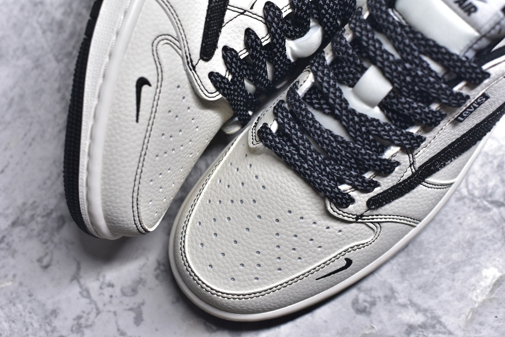 图片[8]-#Levis x Jordan 1 Low AJ1 乔1李维斯联名 低帮文化休闲板鞋 LE2436-135 #多方联名合作融合了Travis Scott 独特的音乐风格，藤原浩个性的设计风格以及Jordan品牌的经典元素 使其成为一双具有独特身份和价值的鞋子 清新而立体的外观加上联名标识更突出了其独特身份 这种配色方案显示出活力和时尚感 在视觉上引人注目 鞋身的质感和细腻的细节处理使其显得高端而格调十足 这款“倒钩”联名是设计与创意完美结合 融合多方的个性风格是一款备受瞩目的潮流鞋款 尺码：36 36.5 37.5 38 38.5 39 40 40.5 41 42 42.5 43 44 44.5 45 9.E5-选品中心