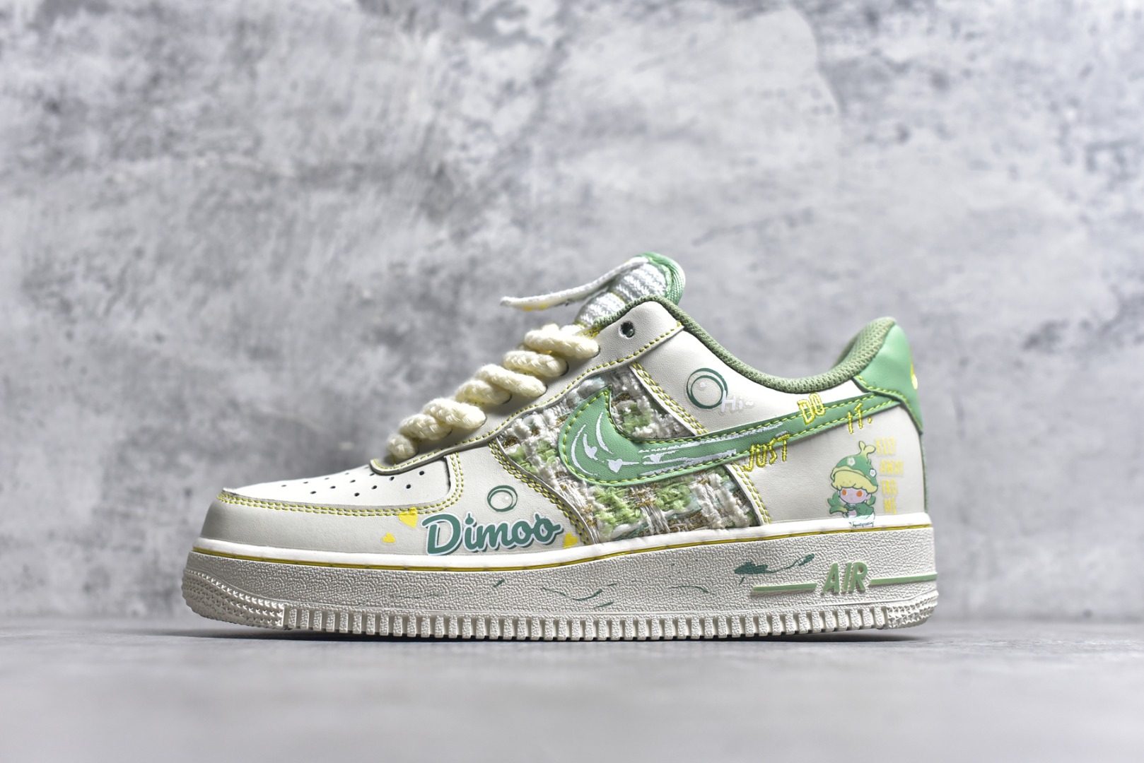 #Nike Air Force 1\’07 Low 小香风系列 泡泡玛特Dimoo 空军一号低帮休闲板鞋 FJ7740-110 #泡泡玛特DIMOO是AYAN笔下爱做梦的小男孩形象，DIMOO的外形设计灵感源自人们童年时期对梦幻生物的想象，将童年幻想中的元素一一呈现，如苍穹之下的星星、五彩斑斓的梦中世界等，形象可爱，充满稚趣。 尺码：36 36.5 37.5 38 38.5 39 40 40.5 41 42 42.5 43 44 44.5 45 9.D4-选品中心