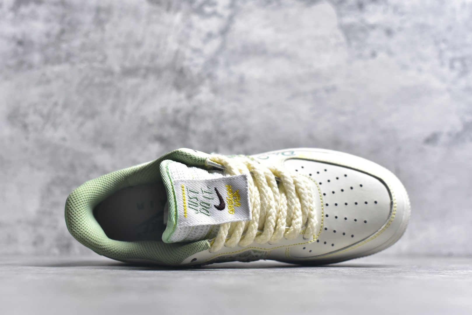图片[4]-#Nike Air Force 1\’07 Low 小香风系列 泡泡玛特Dimoo 空军一号低帮休闲板鞋 FJ7740-110 #泡泡玛特DIMOO是AYAN笔下爱做梦的小男孩形象，DIMOO的外形设计灵感源自人们童年时期对梦幻生物的想象，将童年幻想中的元素一一呈现，如苍穹之下的星星、五彩斑斓的梦中世界等，形象可爱，充满稚趣。 尺码：36 36.5 37.5 38 38.5 39 40 40.5 41 42 42.5 43 44 44.5 45 9.D4-选品中心