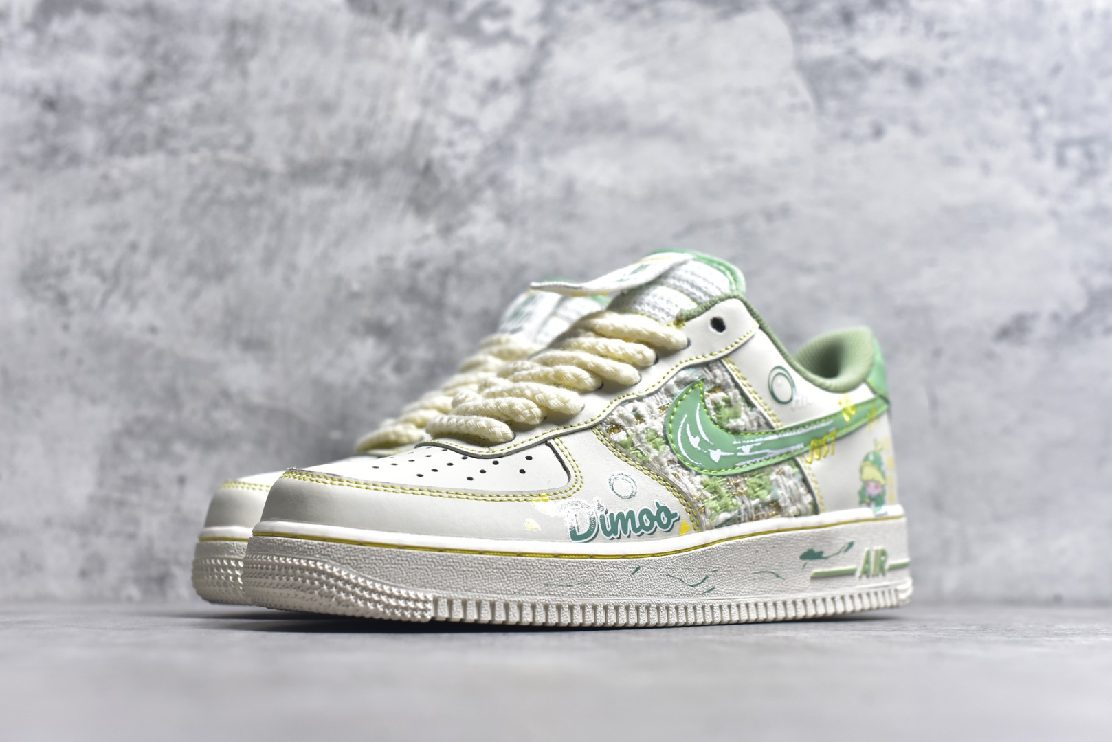 图片[2]-#Nike Air Force 1\’07 Low 小香风系列 泡泡玛特Dimoo 空军一号低帮休闲板鞋 FJ7740-110 #泡泡玛特DIMOO是AYAN笔下爱做梦的小男孩形象，DIMOO的外形设计灵感源自人们童年时期对梦幻生物的想象，将童年幻想中的元素一一呈现，如苍穹之下的星星、五彩斑斓的梦中世界等，形象可爱，充满稚趣。 尺码：36 36.5 37.5 38 38.5 39 40 40.5 41 42 42.5 43 44 44.5 45 9.D4-选品中心