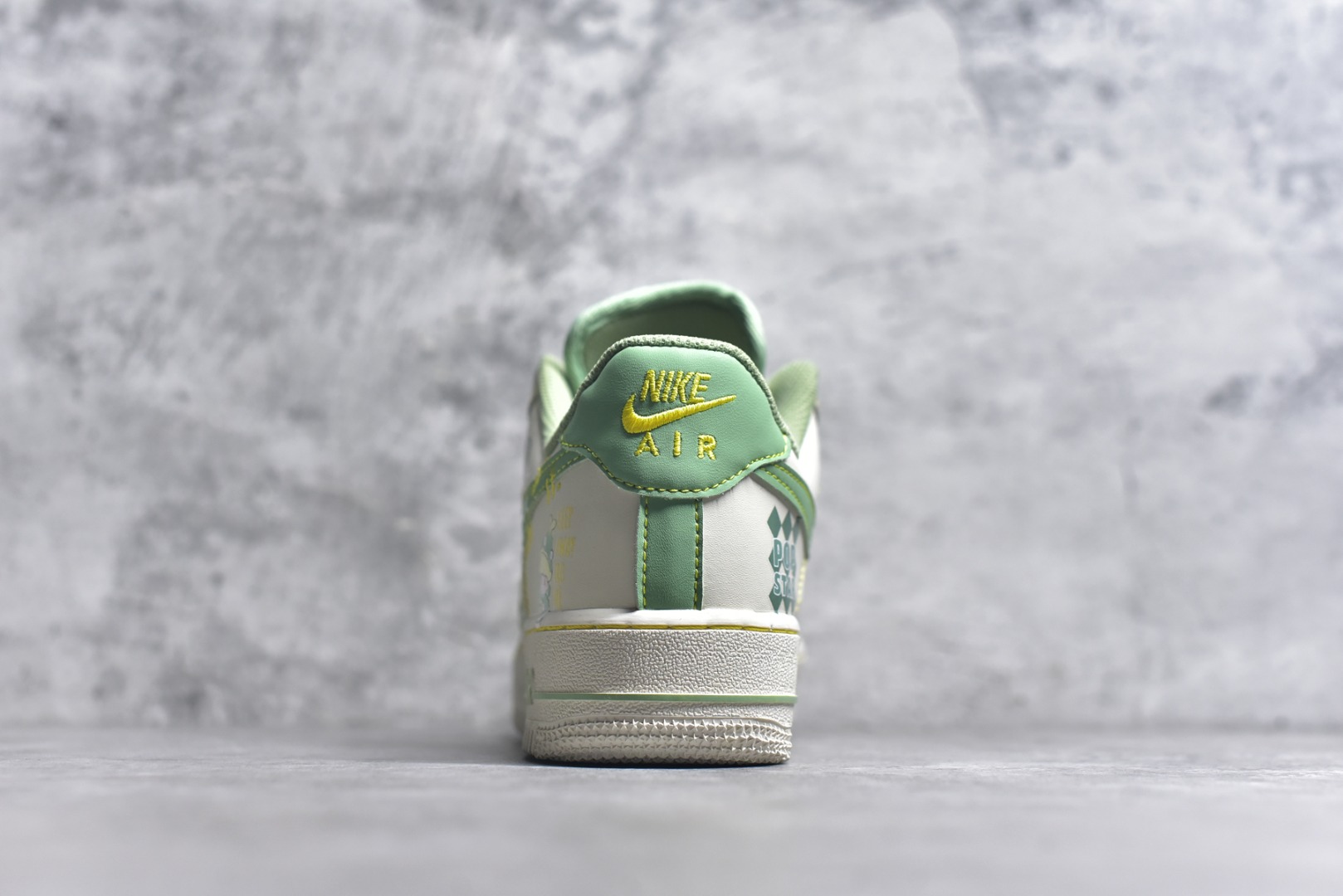 图片[5]-#Nike Air Force 1\’07 Low 小香风系列 泡泡玛特Dimoo 空军一号低帮休闲板鞋 FJ7740-110 #泡泡玛特DIMOO是AYAN笔下爱做梦的小男孩形象，DIMOO的外形设计灵感源自人们童年时期对梦幻生物的想象，将童年幻想中的元素一一呈现，如苍穹之下的星星、五彩斑斓的梦中世界等，形象可爱，充满稚趣。 尺码：36 36.5 37.5 38 38.5 39 40 40.5 41 42 42.5 43 44 44.5 45 9.D4-选品中心