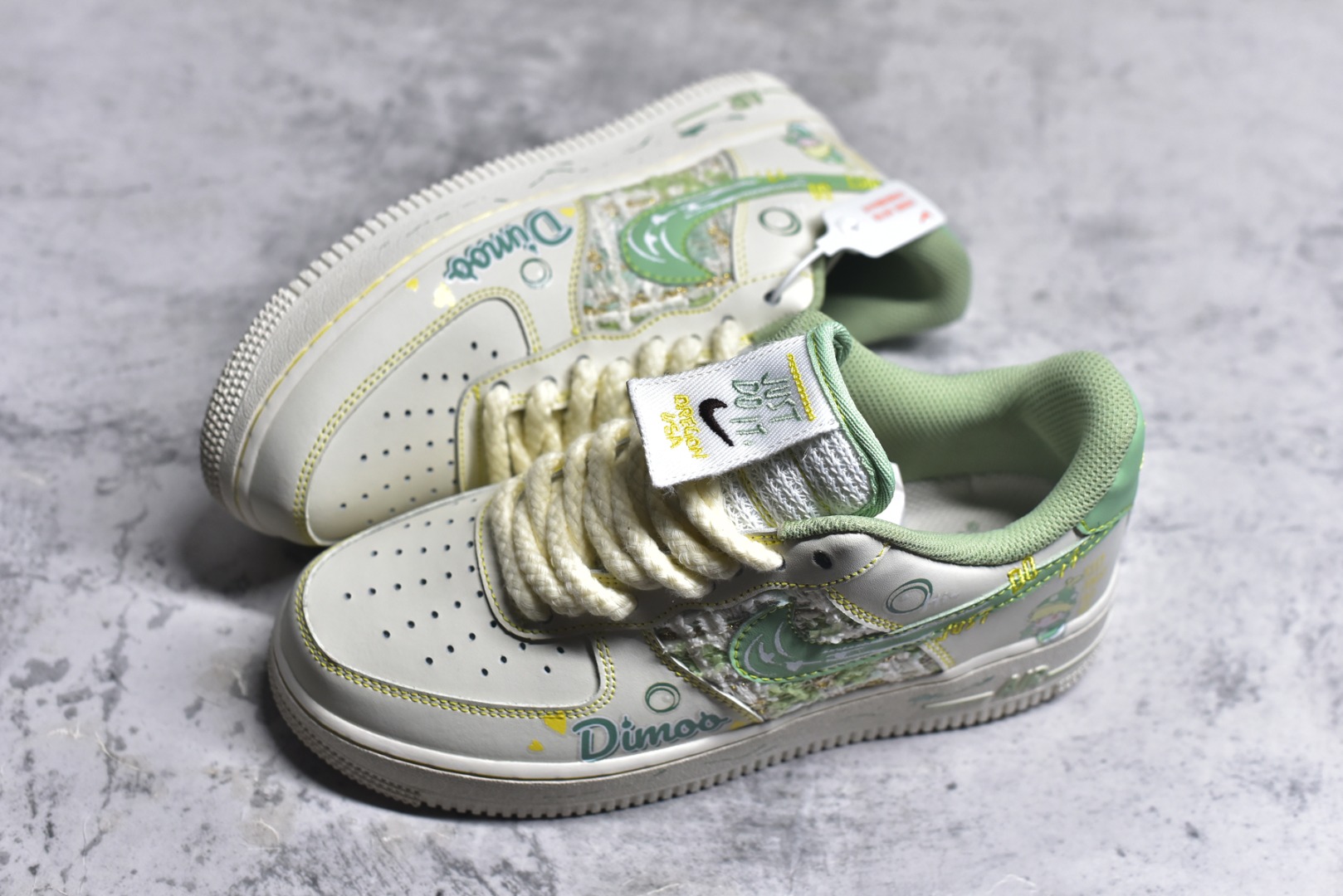 图片[7]-#Nike Air Force 1\’07 Low 小香风系列 泡泡玛特Dimoo 空军一号低帮休闲板鞋 FJ7740-110 #泡泡玛特DIMOO是AYAN笔下爱做梦的小男孩形象，DIMOO的外形设计灵感源自人们童年时期对梦幻生物的想象，将童年幻想中的元素一一呈现，如苍穹之下的星星、五彩斑斓的梦中世界等，形象可爱，充满稚趣。 尺码：36 36.5 37.5 38 38.5 39 40 40.5 41 42 42.5 43 44 44.5 45 9.D4-选品中心