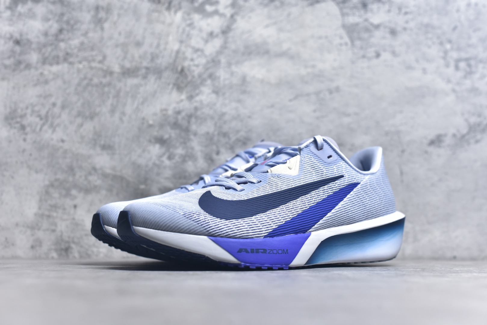 图片[2]-#NK AIR Zoom RIVALFLY FK4代系列轻量飞织低帮休闲运动慢跑鞋 整体设计采用流线型的轻质工程网眼材质构成鞋面 并与其他 Running 旗舰鞋款同样搭载全脚掌 ZoomX 缓冲中底 搭配 Pebax 物料与橡胶外底 ZoomX StreakFly 首发配色以Prototype呈现 其灵感是来自开发期间的磨损测试 透过编号的标记与内侧的预期跑步距离突出研发过程 货号：FV6040-002 尺码：39 40 40.5 41 42 42.5 43 44 44.5 45-选品中心