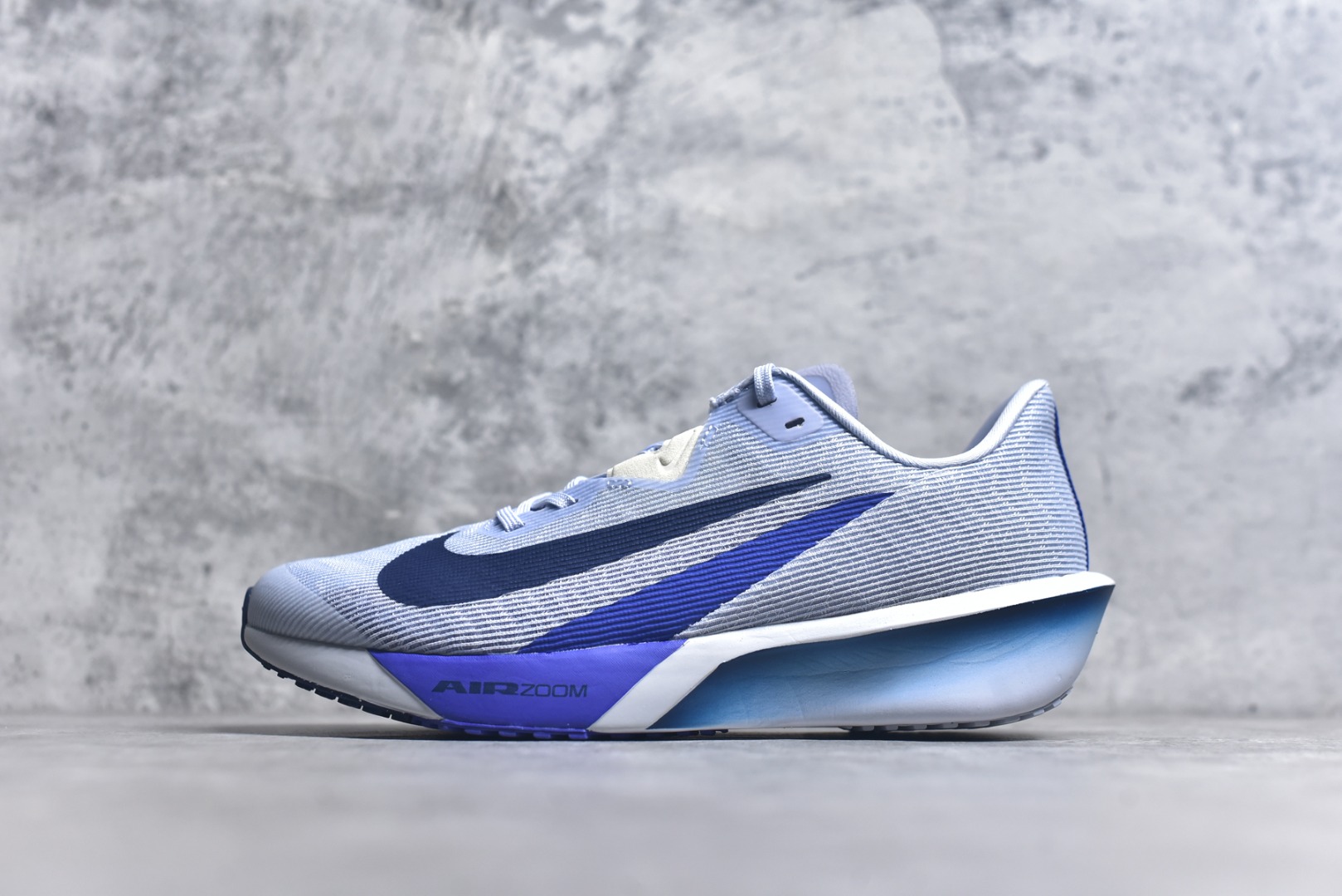 #NK AIR Zoom RIVALFLY FK4代系列轻量飞织低帮休闲运动慢跑鞋 整体设计采用流线型的轻质工程网眼材质构成鞋面 并与其他 Running 旗舰鞋款同样搭载全脚掌 ZoomX 缓冲中底 搭配 Pebax 物料与橡胶外底 ZoomX StreakFly 首发配色以Prototype呈现 其灵感是来自开发期间的磨损测试 透过编号的标记与内侧的预期跑步距离突出研发过程 货号：FV6040-002 尺码：39 40 40.5 41 42 42.5 43 44 44.5 45-选品中心