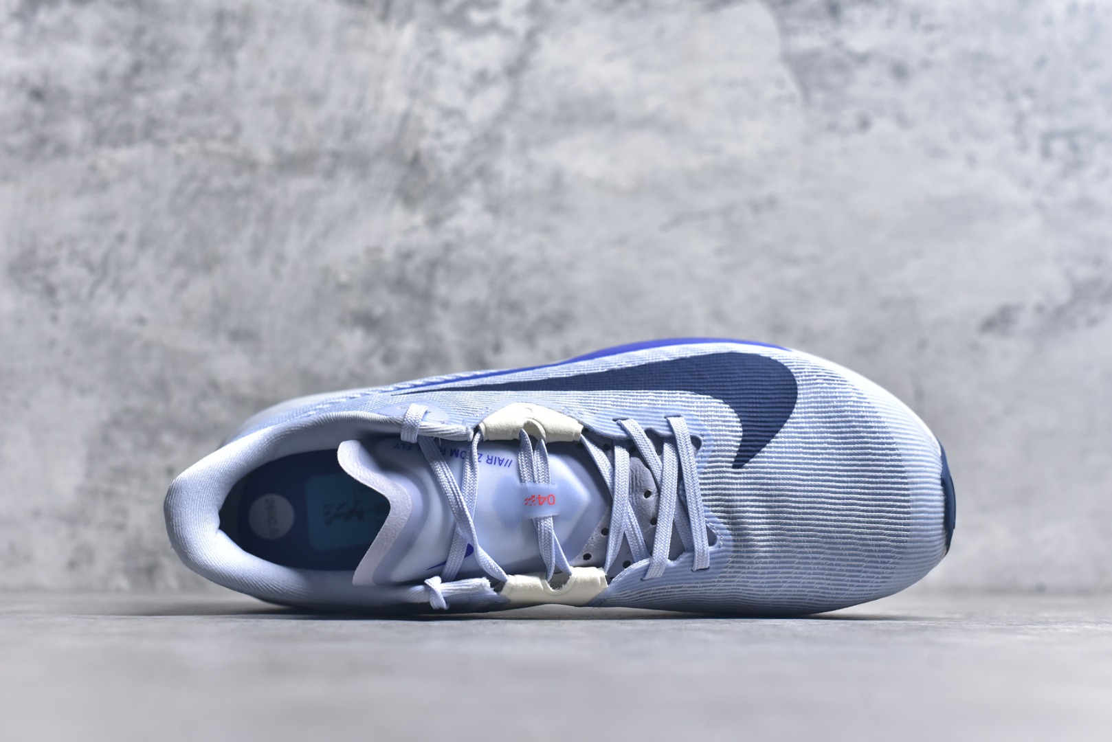 图片[4]-#NK AIR Zoom RIVALFLY FK4代系列轻量飞织低帮休闲运动慢跑鞋 整体设计采用流线型的轻质工程网眼材质构成鞋面 并与其他 Running 旗舰鞋款同样搭载全脚掌 ZoomX 缓冲中底 搭配 Pebax 物料与橡胶外底 ZoomX StreakFly 首发配色以Prototype呈现 其灵感是来自开发期间的磨损测试 透过编号的标记与内侧的预期跑步距离突出研发过程 货号：FV6040-002 尺码：39 40 40.5 41 42 42.5 43 44 44.5 45-选品中心