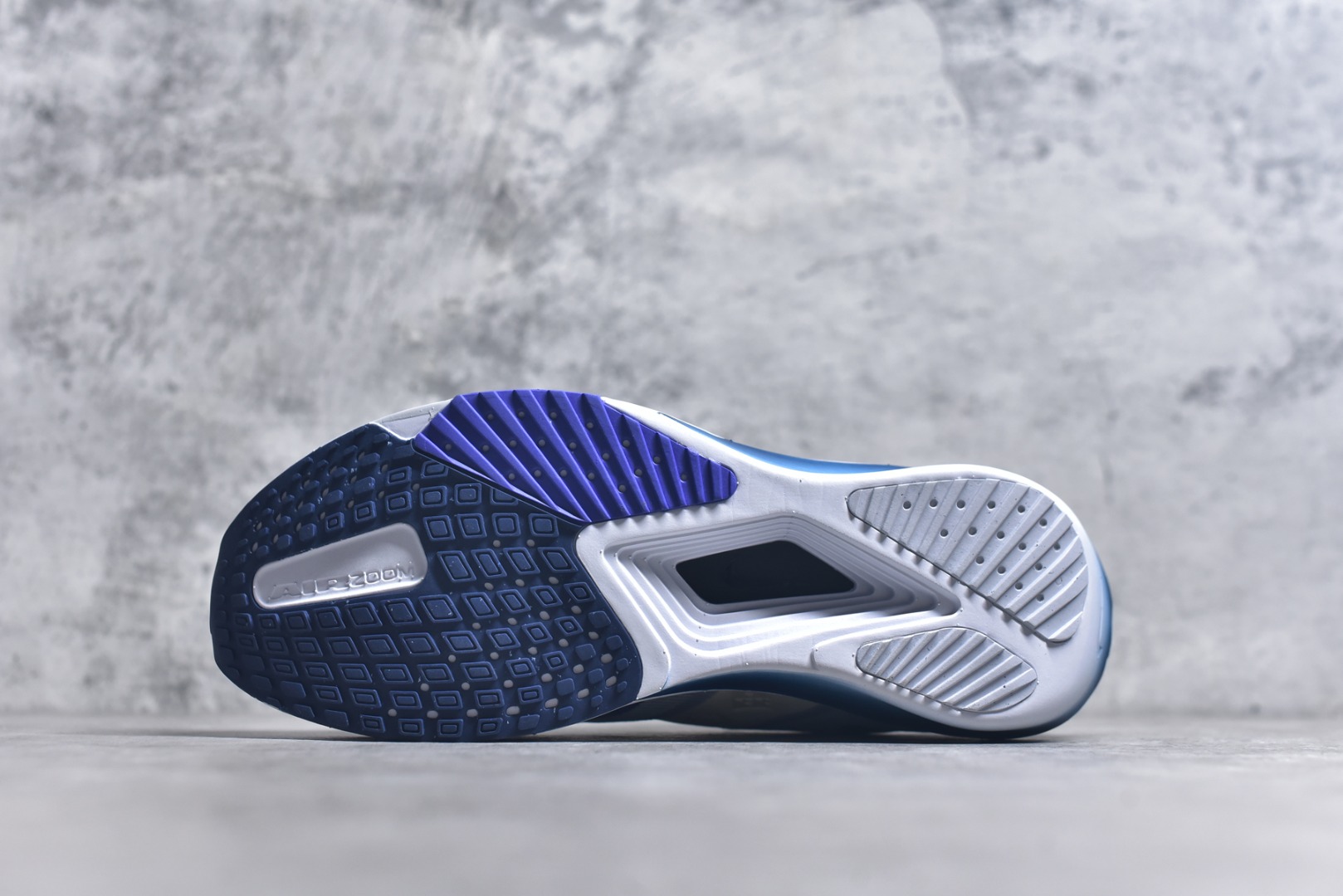 图片[6]-#NK AIR Zoom RIVALFLY FK4代系列轻量飞织低帮休闲运动慢跑鞋 整体设计采用流线型的轻质工程网眼材质构成鞋面 并与其他 Running 旗舰鞋款同样搭载全脚掌 ZoomX 缓冲中底 搭配 Pebax 物料与橡胶外底 ZoomX StreakFly 首发配色以Prototype呈现 其灵感是来自开发期间的磨损测试 透过编号的标记与内侧的预期跑步距离突出研发过程 货号：FV6040-002 尺码：39 40 40.5 41 42 42.5 43 44 44.5 45-选品中心