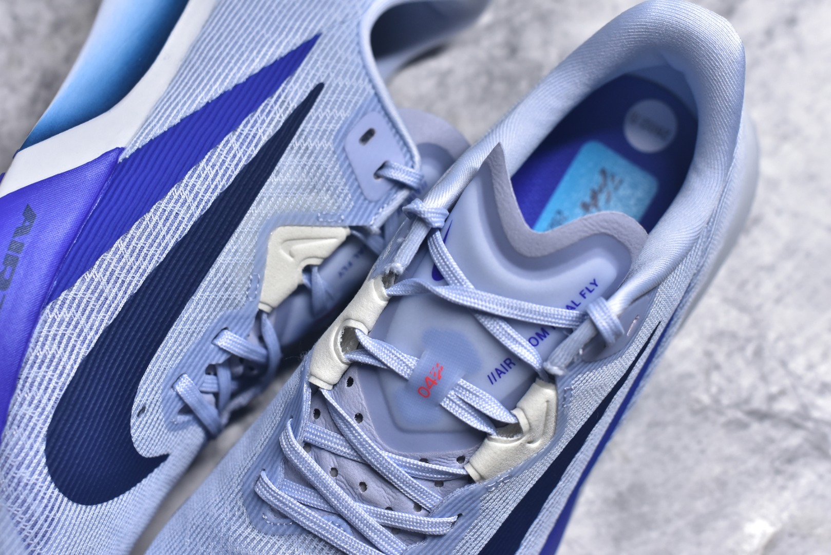 图片[9]-#NK AIR Zoom RIVALFLY FK4代系列轻量飞织低帮休闲运动慢跑鞋 整体设计采用流线型的轻质工程网眼材质构成鞋面 并与其他 Running 旗舰鞋款同样搭载全脚掌 ZoomX 缓冲中底 搭配 Pebax 物料与橡胶外底 ZoomX StreakFly 首发配色以Prototype呈现 其灵感是来自开发期间的磨损测试 透过编号的标记与内侧的预期跑步距离突出研发过程 货号：FV6040-002 尺码：39 40 40.5 41 42 42.5 43 44 44.5 45-选品中心