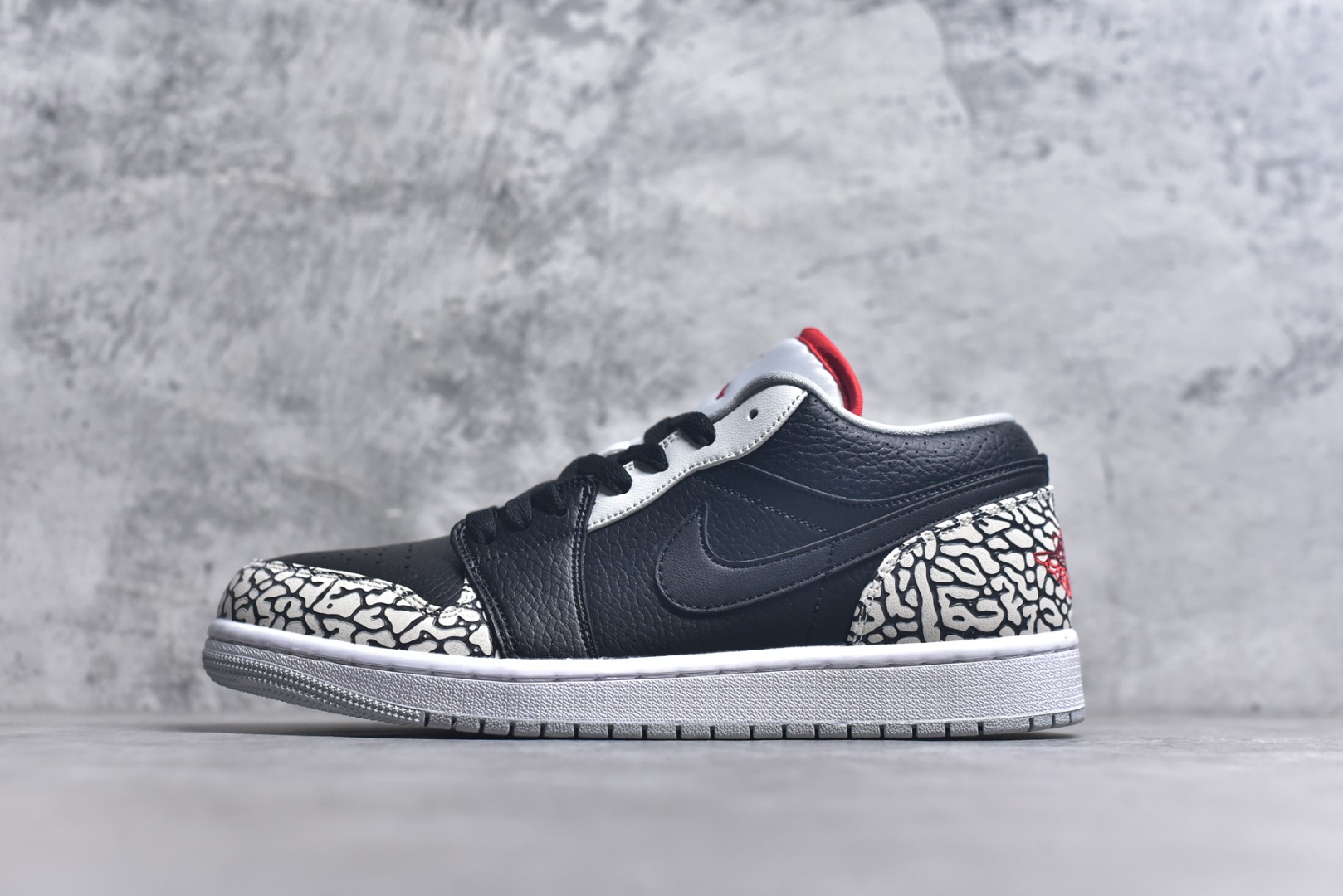 #Air Jordan 1 Low \”黑水泥\” 低帮文化休闲板鞋 338145 062 市场唯一独家头层皮打造 原鞋原档案开发 原厂皮料 原档冲孔鞋头 正确满胶鞋垫 四线拉帮 原厂织唛标 鞋舌高弹海绵填充 尺码：39-46-选品中心