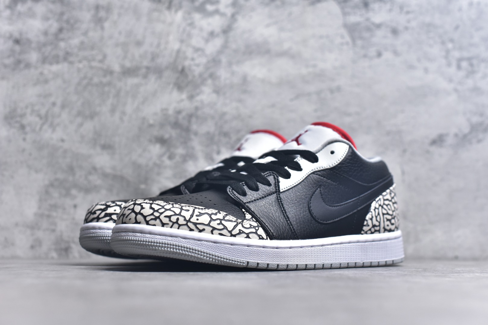 图片[2]-#Air Jordan 1 Low \”黑水泥\” 低帮文化休闲板鞋 338145 062 市场唯一独家头层皮打造 原鞋原档案开发 原厂皮料 原档冲孔鞋头 正确满胶鞋垫 四线拉帮 原厂织唛标 鞋舌高弹海绵填充 尺码：39-46-选品中心