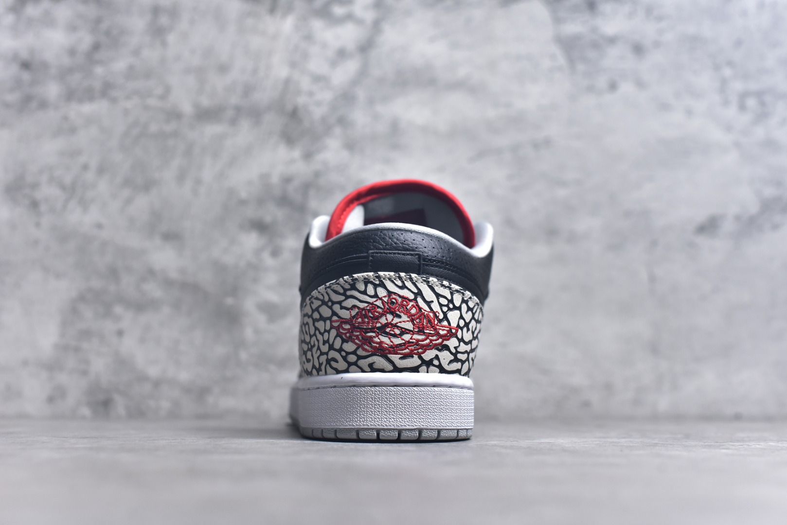 图片[5]-#Air Jordan 1 Low \”黑水泥\” 低帮文化休闲板鞋 338145 062 市场唯一独家头层皮打造 原鞋原档案开发 原厂皮料 原档冲孔鞋头 正确满胶鞋垫 四线拉帮 原厂织唛标 鞋舌高弹海绵填充 尺码：39-46-选品中心