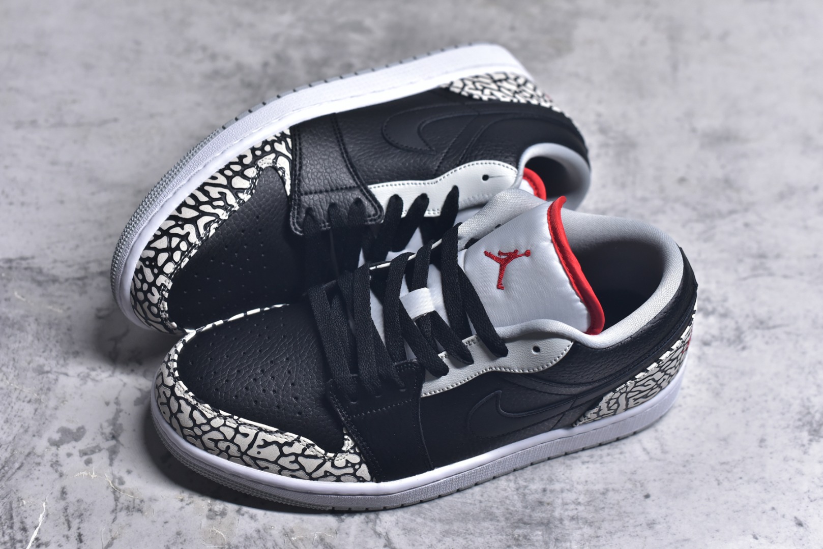 图片[7]-#Air Jordan 1 Low \”黑水泥\” 低帮文化休闲板鞋 338145 062 市场唯一独家头层皮打造 原鞋原档案开发 原厂皮料 原档冲孔鞋头 正确满胶鞋垫 四线拉帮 原厂织唛标 鞋舌高弹海绵填充 尺码：39-46-选品中心