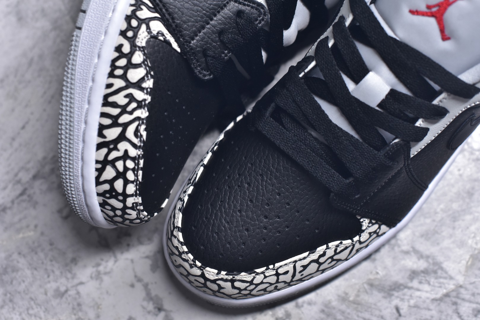 图片[8]-#Air Jordan 1 Low \”黑水泥\” 低帮文化休闲板鞋 338145 062 市场唯一独家头层皮打造 原鞋原档案开发 原厂皮料 原档冲孔鞋头 正确满胶鞋垫 四线拉帮 原厂织唛标 鞋舌高弹海绵填充 尺码：39-46-选品中心
