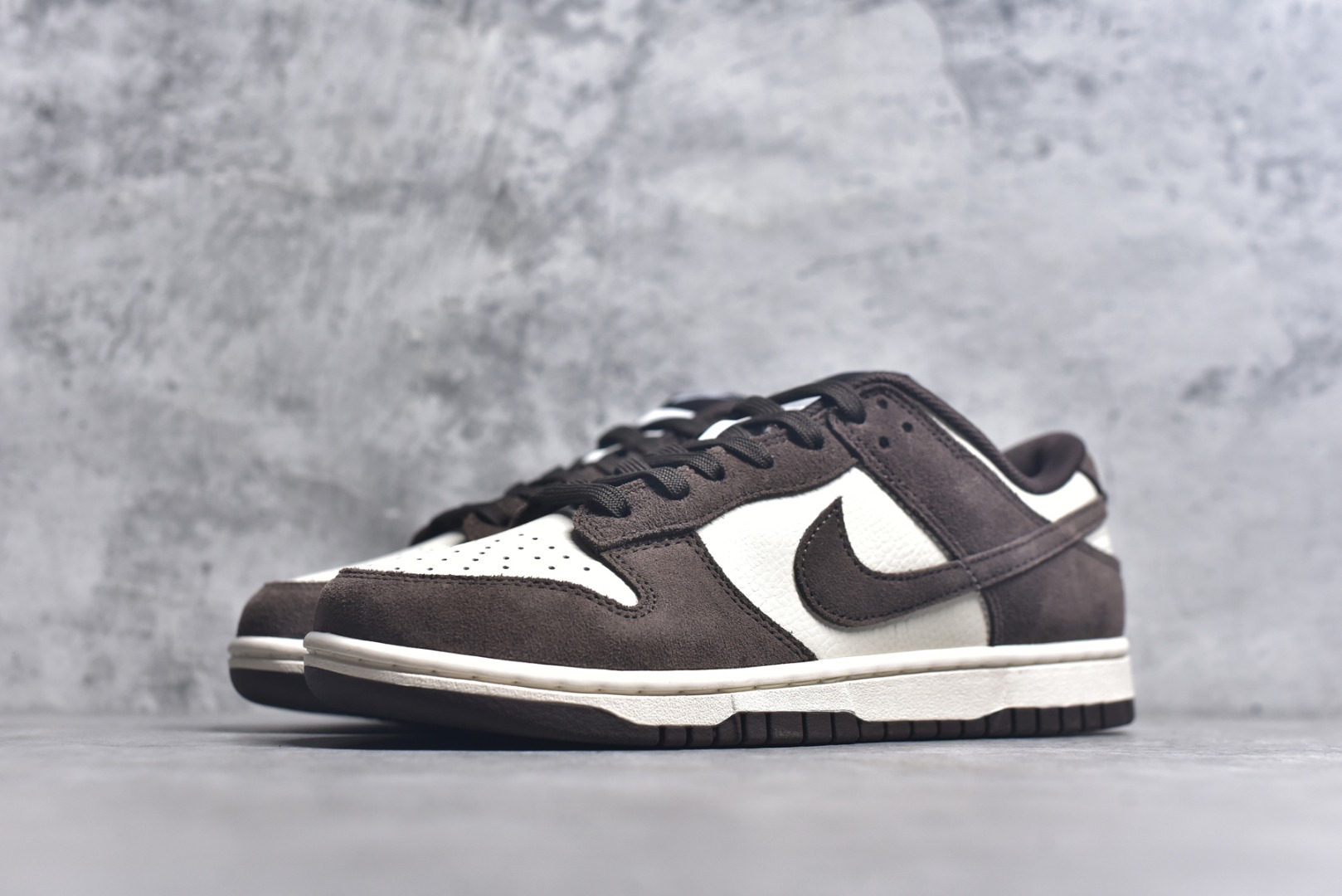 图片[2]-#NK Dunk Low 白棕 FQ8249-104 实力大厂出品 新配色陆续开发 利润个位数只为口碑 全套原纸板楦头开发 确保原汁原味 完美呈现DUNK版型 一比一鞋头弧度高度鞋身弧度 此版本只针对中端市场 皮料材质有所更替 其他数据细节工艺流程均保持一致 绝不口嗨 细节品控鞋型随意对比 独家私模官方第六代原厂航空铝磨具打磨大底 鞋头坡度极致还原 无解鞋型 原盒原配 圈内天花板工艺 原厂玻璃冲刀 超高清洁度 全鞋零毛边皮料切割 原厂中底布点胶 中底布拉帮走线遵循公司 尺码：36 36.5 37.5 38 38.5 39 40 40.5 41 42 42.5 43 44 44.5 45 46-选品中心