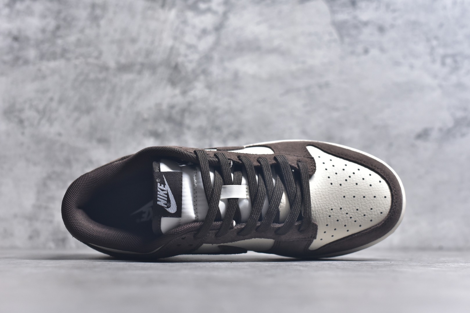 图片[4]-#NK Dunk Low 白棕 FQ8249-104 实力大厂出品 新配色陆续开发 利润个位数只为口碑 全套原纸板楦头开发 确保原汁原味 完美呈现DUNK版型 一比一鞋头弧度高度鞋身弧度 此版本只针对中端市场 皮料材质有所更替 其他数据细节工艺流程均保持一致 绝不口嗨 细节品控鞋型随意对比 独家私模官方第六代原厂航空铝磨具打磨大底 鞋头坡度极致还原 无解鞋型 原盒原配 圈内天花板工艺 原厂玻璃冲刀 超高清洁度 全鞋零毛边皮料切割 原厂中底布点胶 中底布拉帮走线遵循公司 尺码：36 36.5 37.5 38 38.5 39 40 40.5 41 42 42.5 43 44 44.5 45 46-选品中心