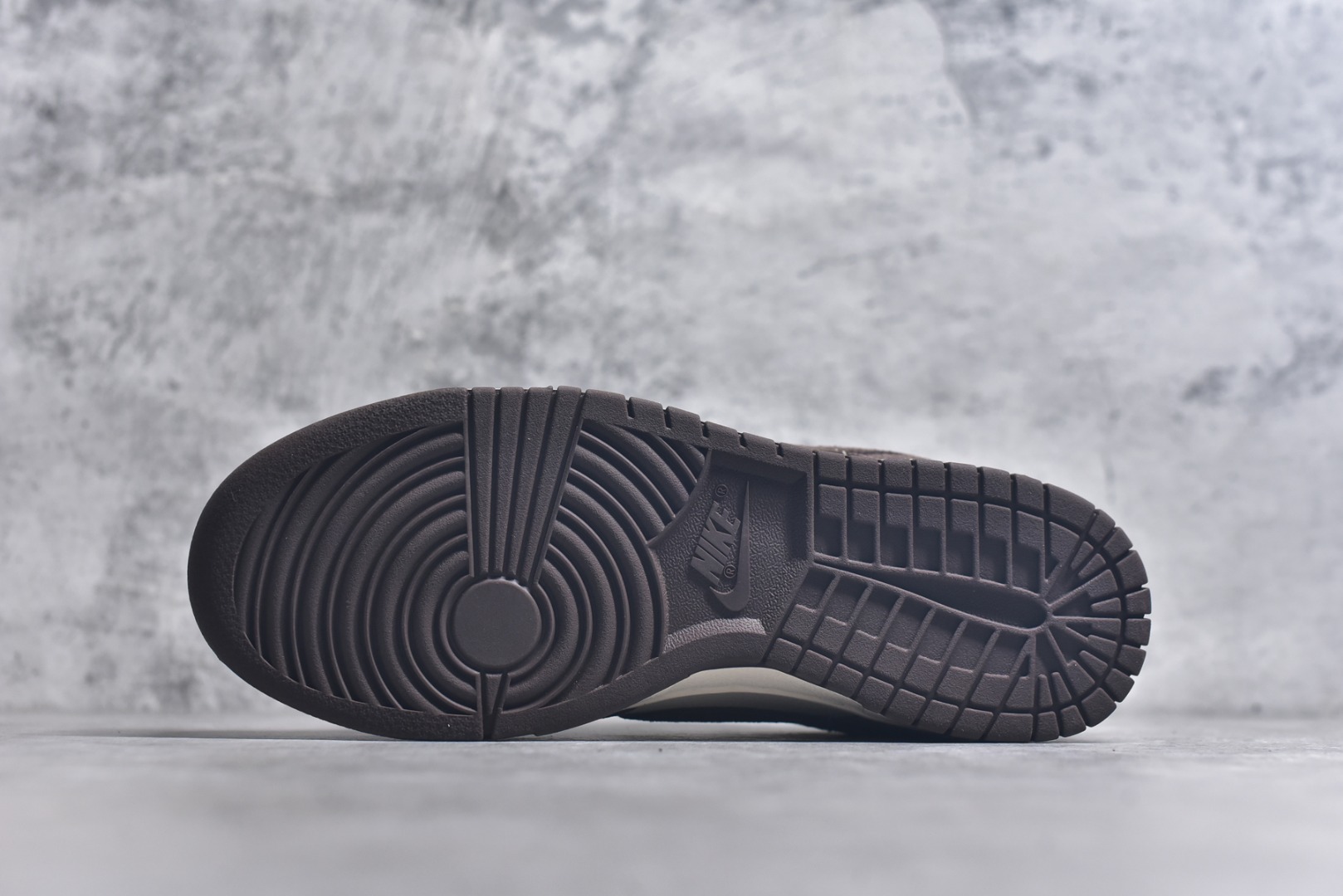 图片[6]-#NK Dunk Low 白棕 FQ8249-104 实力大厂出品 新配色陆续开发 利润个位数只为口碑 全套原纸板楦头开发 确保原汁原味 完美呈现DUNK版型 一比一鞋头弧度高度鞋身弧度 此版本只针对中端市场 皮料材质有所更替 其他数据细节工艺流程均保持一致 绝不口嗨 细节品控鞋型随意对比 独家私模官方第六代原厂航空铝磨具打磨大底 鞋头坡度极致还原 无解鞋型 原盒原配 圈内天花板工艺 原厂玻璃冲刀 超高清洁度 全鞋零毛边皮料切割 原厂中底布点胶 中底布拉帮走线遵循公司 尺码：36 36.5 37.5 38 38.5 39 40 40.5 41 42 42.5 43 44 44.5 45 46-选品中心