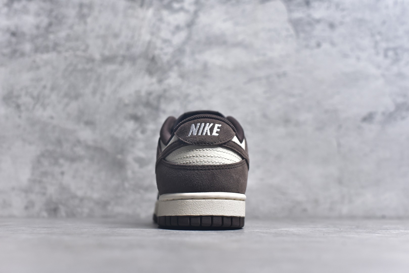 图片[5]-#NK Dunk Low 白棕 FQ8249-104 实力大厂出品 新配色陆续开发 利润个位数只为口碑 全套原纸板楦头开发 确保原汁原味 完美呈现DUNK版型 一比一鞋头弧度高度鞋身弧度 此版本只针对中端市场 皮料材质有所更替 其他数据细节工艺流程均保持一致 绝不口嗨 细节品控鞋型随意对比 独家私模官方第六代原厂航空铝磨具打磨大底 鞋头坡度极致还原 无解鞋型 原盒原配 圈内天花板工艺 原厂玻璃冲刀 超高清洁度 全鞋零毛边皮料切割 原厂中底布点胶 中底布拉帮走线遵循公司 尺码：36 36.5 37.5 38 38.5 39 40 40.5 41 42 42.5 43 44 44.5 45 46-选品中心