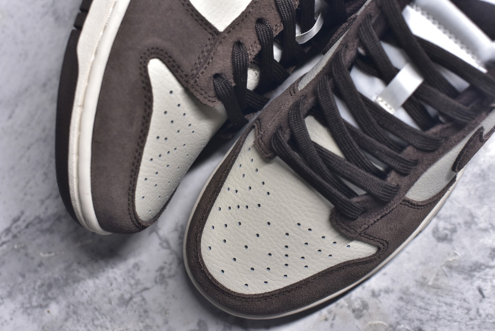 图片[8]-#NK Dunk Low 白棕 FQ8249-104 实力大厂出品 新配色陆续开发 利润个位数只为口碑 全套原纸板楦头开发 确保原汁原味 完美呈现DUNK版型 一比一鞋头弧度高度鞋身弧度 此版本只针对中端市场 皮料材质有所更替 其他数据细节工艺流程均保持一致 绝不口嗨 细节品控鞋型随意对比 独家私模官方第六代原厂航空铝磨具打磨大底 鞋头坡度极致还原 无解鞋型 原盒原配 圈内天花板工艺 原厂玻璃冲刀 超高清洁度 全鞋零毛边皮料切割 原厂中底布点胶 中底布拉帮走线遵循公司 尺码：36 36.5 37.5 38 38.5 39 40 40.5 41 42 42.5 43 44 44.5 45 46-选品中心