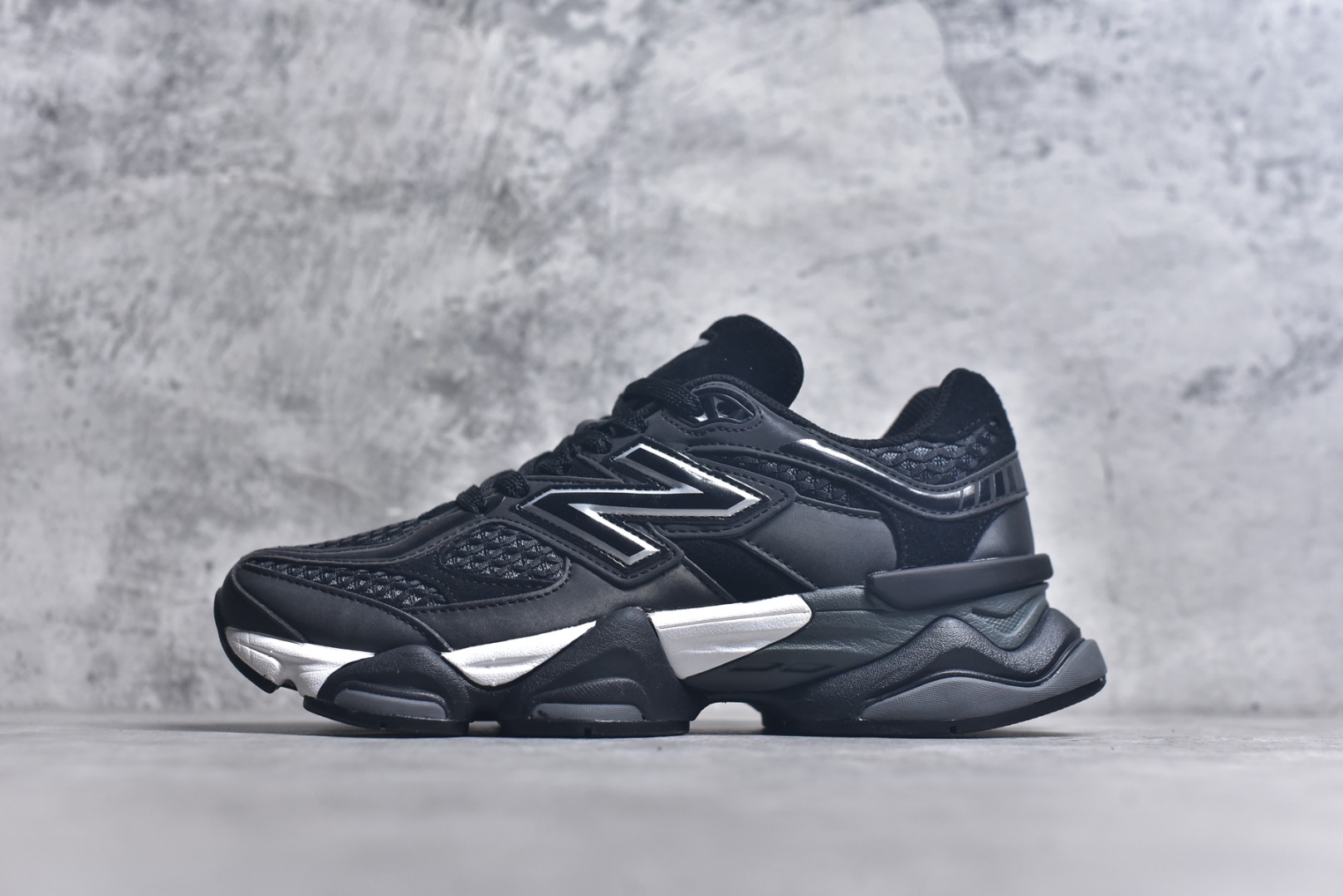 #New Balance NB9060 联名款 复古休闲运动慢跑鞋 黑白色U9060PNR 全套原楦原纸板原厂数据开发 进口三明治网面 原装进口翻毛皮料正确绒感卡色 正确中底拉帮中底网布细节 原厂标裁 带紫光防伪 定制后跟透明水晶模块 冲裁组合 大底贴合程度胶水上色把控完美 整洁度挑战全网艺术家 多道序QC把关品质完善 匠心打造 耗时两个月开发完成 工艺极其复杂难度可想而知 新开独立私模大底 全网唯一正确六层组合大底 高端零售专供产物 尺码：36 37 37.5 38 38.5 39 40 40.5 41 42 42.5 43 44 45 46.5-选品中心