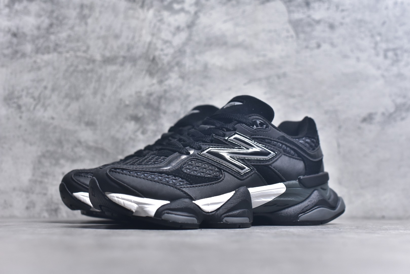 图片[2]-#New Balance NB9060 联名款 复古休闲运动慢跑鞋 黑白色U9060PNR 全套原楦原纸板原厂数据开发 进口三明治网面 原装进口翻毛皮料正确绒感卡色 正确中底拉帮中底网布细节 原厂标裁 带紫光防伪 定制后跟透明水晶模块 冲裁组合 大底贴合程度胶水上色把控完美 整洁度挑战全网艺术家 多道序QC把关品质完善 匠心打造 耗时两个月开发完成 工艺极其复杂难度可想而知 新开独立私模大底 全网唯一正确六层组合大底 高端零售专供产物 尺码：36 37 37.5 38 38.5 39 40 40.5 41 42 42.5 43 44 45 46.5-选品中心