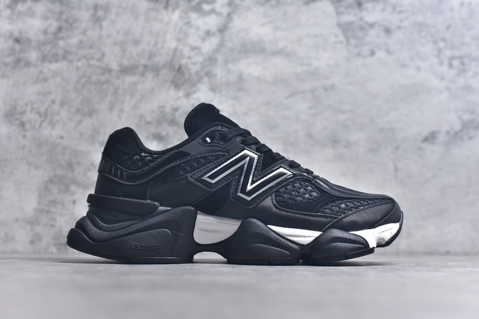 图片[3]-#New Balance NB9060 联名款 复古休闲运动慢跑鞋 黑白色U9060PNR 全套原楦原纸板原厂数据开发 进口三明治网面 原装进口翻毛皮料正确绒感卡色 正确中底拉帮中底网布细节 原厂标裁 带紫光防伪 定制后跟透明水晶模块 冲裁组合 大底贴合程度胶水上色把控完美 整洁度挑战全网艺术家 多道序QC把关品质完善 匠心打造 耗时两个月开发完成 工艺极其复杂难度可想而知 新开独立私模大底 全网唯一正确六层组合大底 高端零售专供产物 尺码：36 37 37.5 38 38.5 39 40 40.5 41 42 42.5 43 44 45 46.5-选品中心