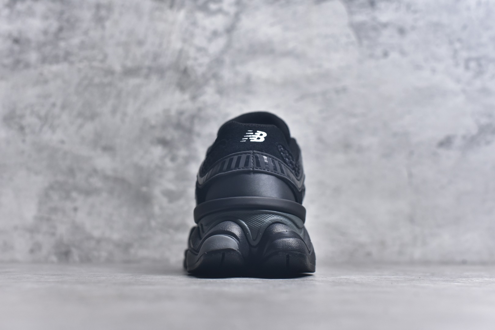 图片[5]-#New Balance NB9060 联名款 复古休闲运动慢跑鞋 黑白色U9060PNR 全套原楦原纸板原厂数据开发 进口三明治网面 原装进口翻毛皮料正确绒感卡色 正确中底拉帮中底网布细节 原厂标裁 带紫光防伪 定制后跟透明水晶模块 冲裁组合 大底贴合程度胶水上色把控完美 整洁度挑战全网艺术家 多道序QC把关品质完善 匠心打造 耗时两个月开发完成 工艺极其复杂难度可想而知 新开独立私模大底 全网唯一正确六层组合大底 高端零售专供产物 尺码：36 37 37.5 38 38.5 39 40 40.5 41 42 42.5 43 44 45 46.5-选品中心