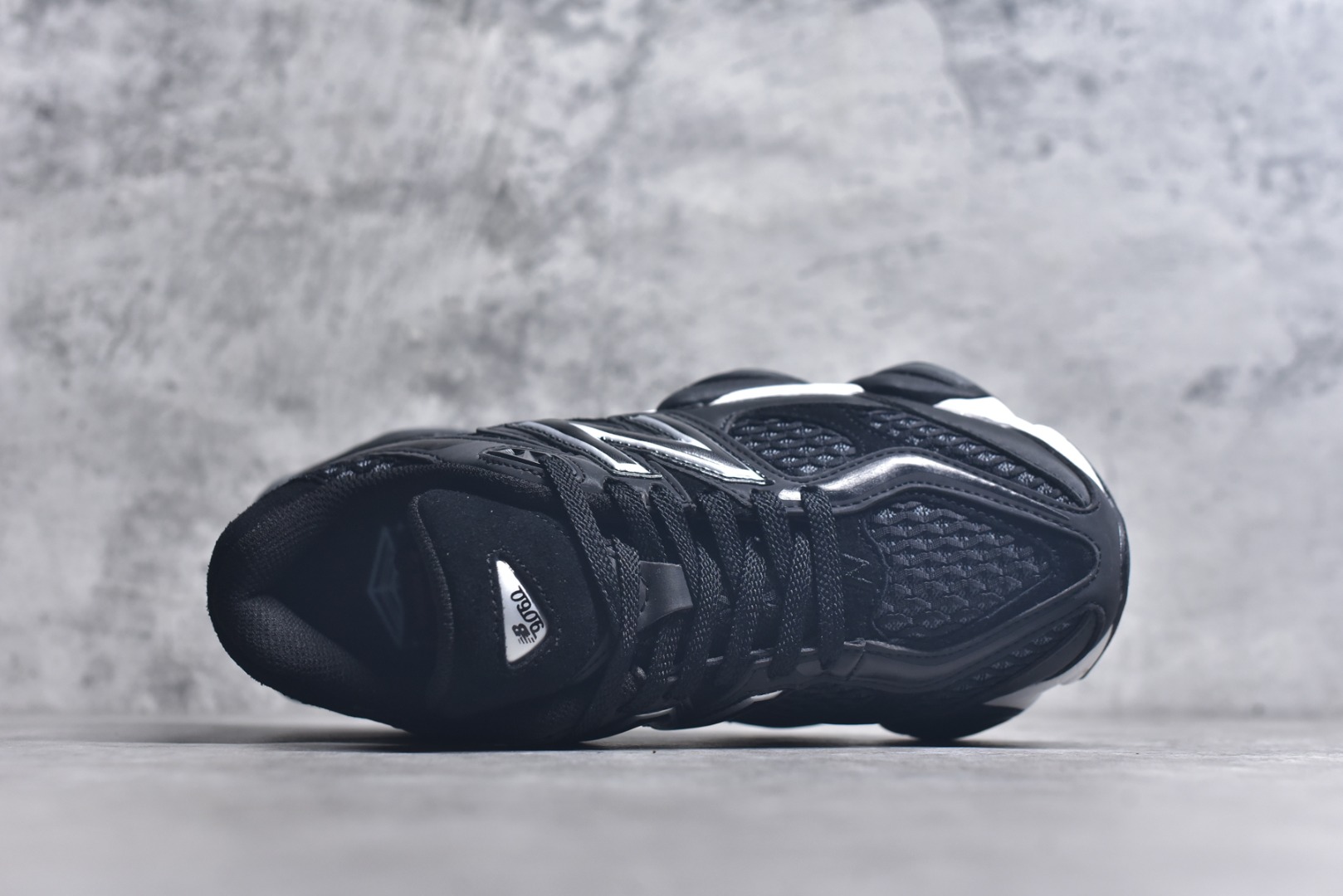 图片[4]-#New Balance NB9060 联名款 复古休闲运动慢跑鞋 黑白色U9060PNR 全套原楦原纸板原厂数据开发 进口三明治网面 原装进口翻毛皮料正确绒感卡色 正确中底拉帮中底网布细节 原厂标裁 带紫光防伪 定制后跟透明水晶模块 冲裁组合 大底贴合程度胶水上色把控完美 整洁度挑战全网艺术家 多道序QC把关品质完善 匠心打造 耗时两个月开发完成 工艺极其复杂难度可想而知 新开独立私模大底 全网唯一正确六层组合大底 高端零售专供产物 尺码：36 37 37.5 38 38.5 39 40 40.5 41 42 42.5 43 44 45 46.5-选品中心