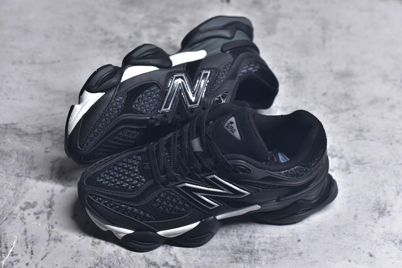 图片[7]-#New Balance NB9060 联名款 复古休闲运动慢跑鞋 黑白色U9060PNR 全套原楦原纸板原厂数据开发 进口三明治网面 原装进口翻毛皮料正确绒感卡色 正确中底拉帮中底网布细节 原厂标裁 带紫光防伪 定制后跟透明水晶模块 冲裁组合 大底贴合程度胶水上色把控完美 整洁度挑战全网艺术家 多道序QC把关品质完善 匠心打造 耗时两个月开发完成 工艺极其复杂难度可想而知 新开独立私模大底 全网唯一正确六层组合大底 高端零售专供产物 尺码：36 37 37.5 38 38.5 39 40 40.5 41 42 42.5 43 44 45 46.5-选品中心