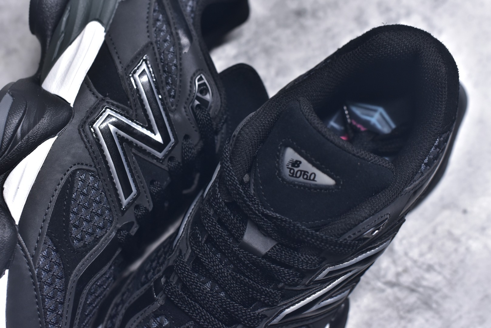 图片[9]-#New Balance NB9060 联名款 复古休闲运动慢跑鞋 黑白色U9060PNR 全套原楦原纸板原厂数据开发 进口三明治网面 原装进口翻毛皮料正确绒感卡色 正确中底拉帮中底网布细节 原厂标裁 带紫光防伪 定制后跟透明水晶模块 冲裁组合 大底贴合程度胶水上色把控完美 整洁度挑战全网艺术家 多道序QC把关品质完善 匠心打造 耗时两个月开发完成 工艺极其复杂难度可想而知 新开独立私模大底 全网唯一正确六层组合大底 高端零售专供产物 尺码：36 37 37.5 38 38.5 39 40 40.5 41 42 42.5 43 44 45 46.5-选品中心