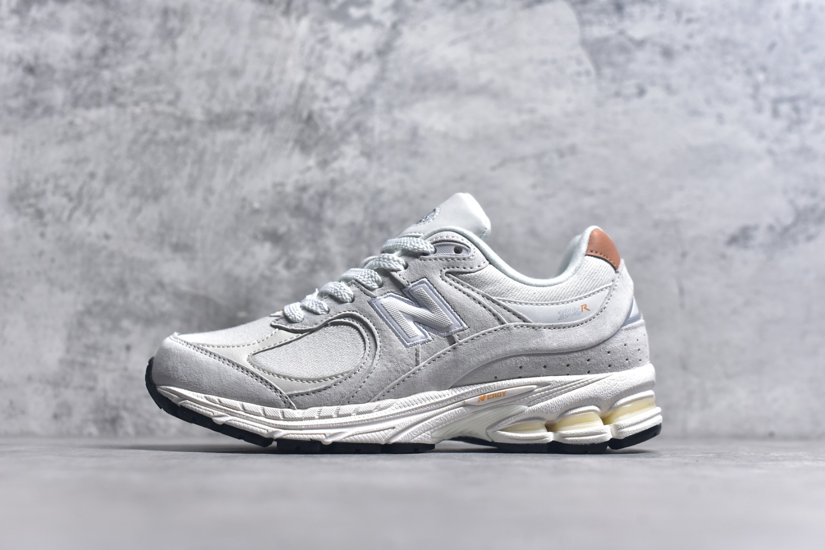 #New Balance NB 2002R 米色 复古休闲跑步鞋 原厂数据开发 原厂网纱 正确卡色皮料冲裁组合 匠心打造 耗时两个月开发完成 工艺极其复杂难度可想而知 新开独立私模大底 全网唯一正确做旧组合大底 高端零售专供产物 货号：M2002REC 尺码：36 36.5 37 38.5 39 40 40.5 41 42 42.5 43 44 44.5 45 46 46.5-选品中心