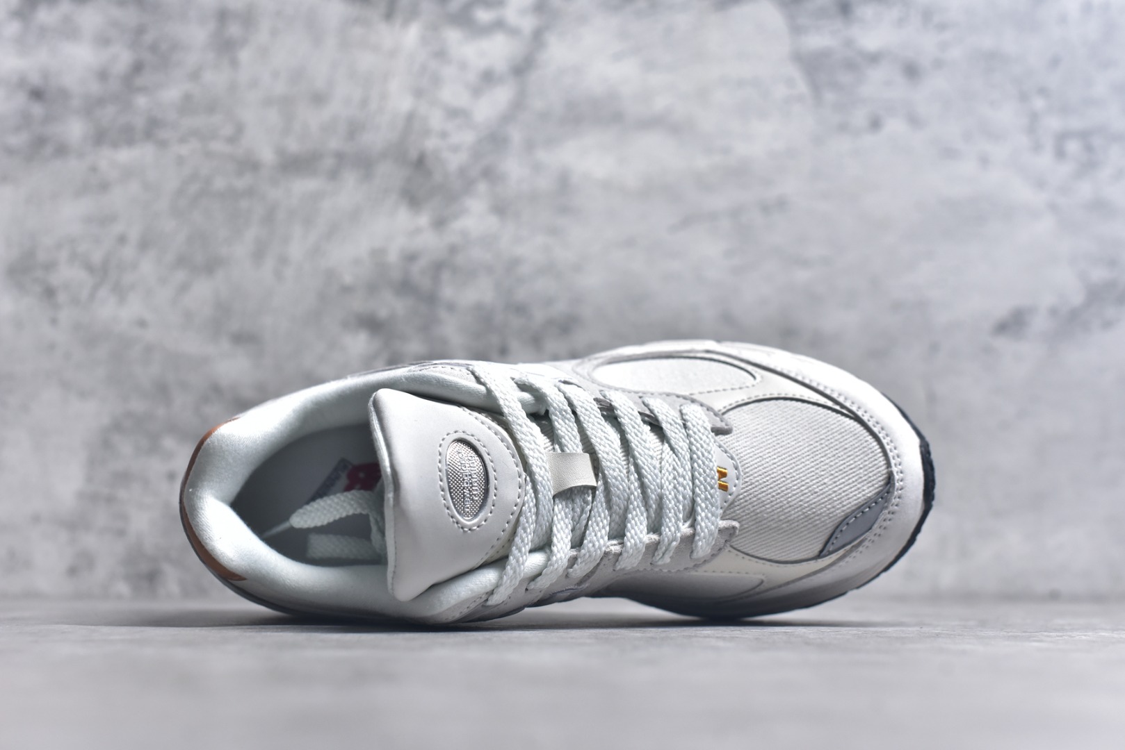 图片[4]-#New Balance NB 2002R 米色 复古休闲跑步鞋 原厂数据开发 原厂网纱 正确卡色皮料冲裁组合 匠心打造 耗时两个月开发完成 工艺极其复杂难度可想而知 新开独立私模大底 全网唯一正确做旧组合大底 高端零售专供产物 货号：M2002REC 尺码：36 36.5 37 38.5 39 40 40.5 41 42 42.5 43 44 44.5 45 46 46.5-选品中心