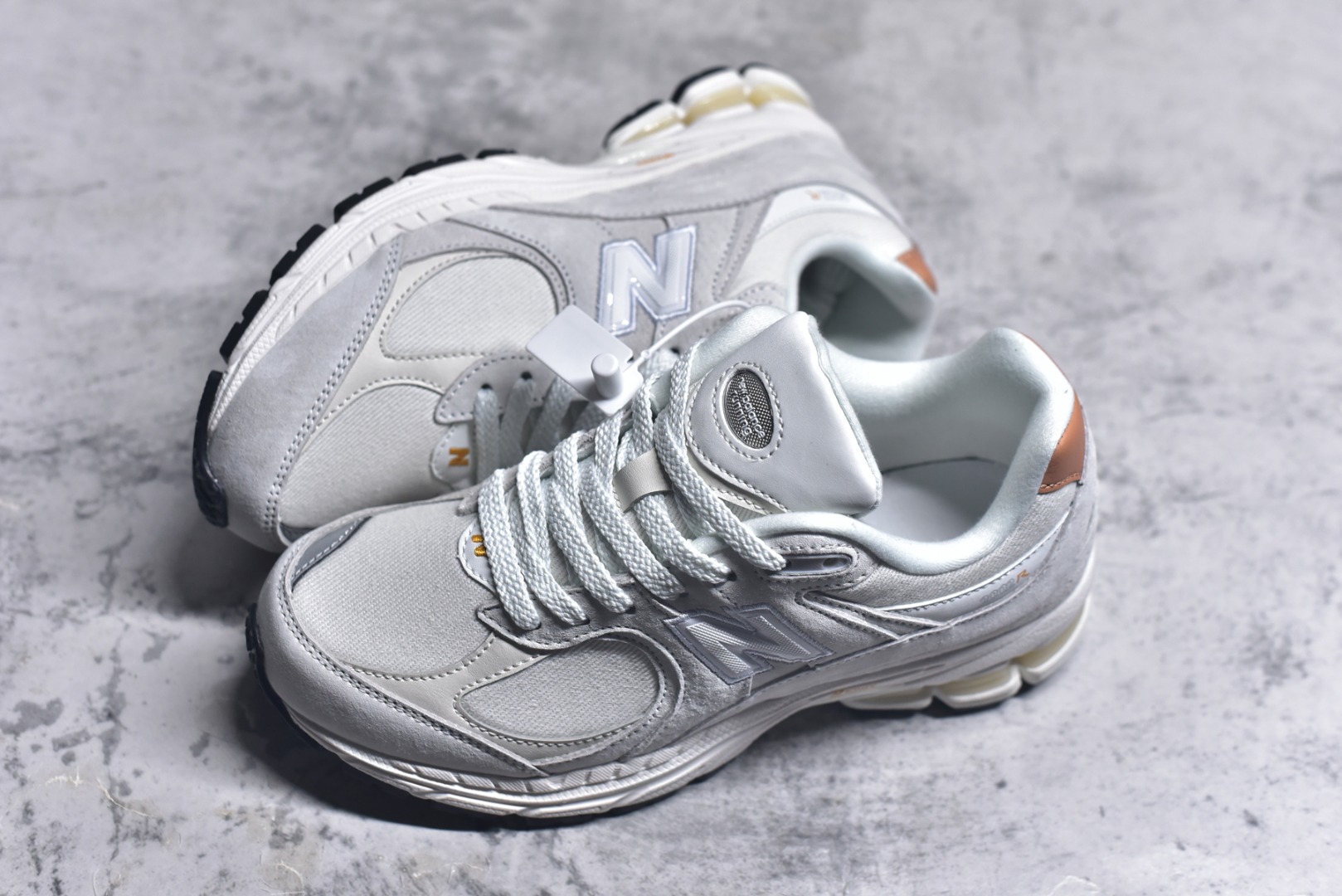 图片[7]-#New Balance NB 2002R 米色 复古休闲跑步鞋 原厂数据开发 原厂网纱 正确卡色皮料冲裁组合 匠心打造 耗时两个月开发完成 工艺极其复杂难度可想而知 新开独立私模大底 全网唯一正确做旧组合大底 高端零售专供产物 货号：M2002REC 尺码：36 36.5 37 38.5 39 40 40.5 41 42 42.5 43 44 44.5 45 46 46.5-选品中心
