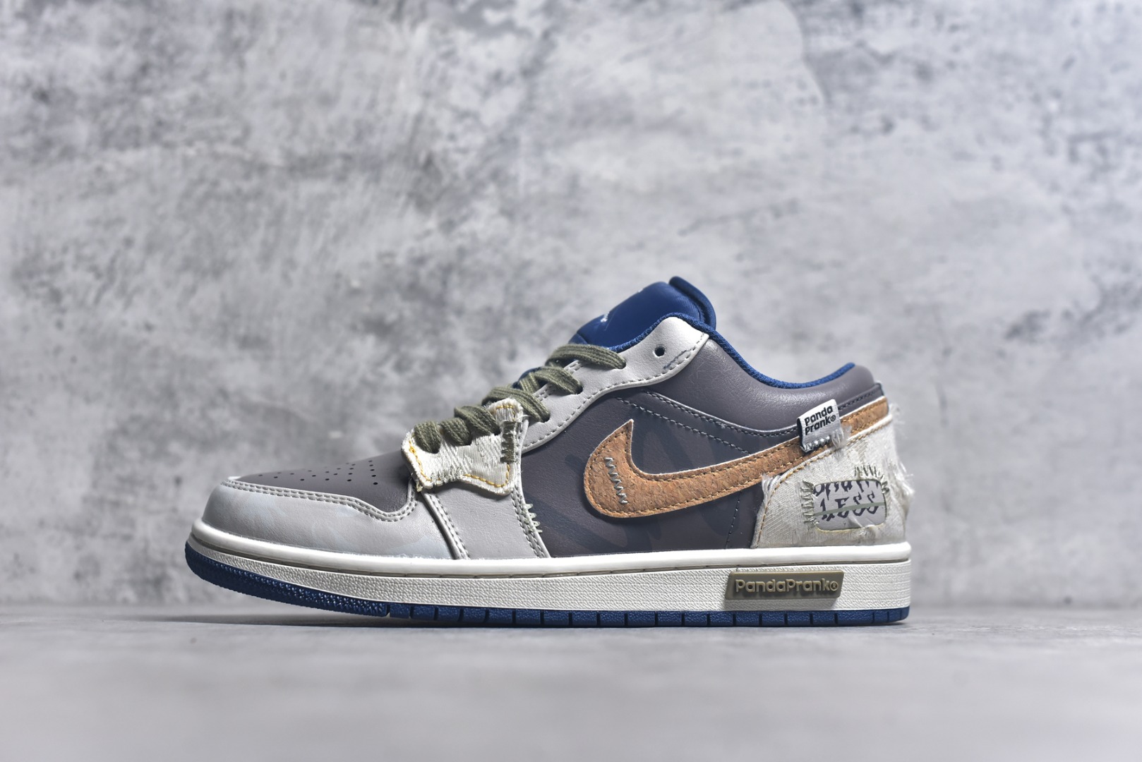 #Air Jordan 1 Low AJ1 乔1 熊猫恶作剧 拓荒骑士 棕灰 低帮复古篮球鞋 553558-414 #整体围绕熊猫恶作剧拓荒骑士主题设计，鞋身整体采用专属颜料重新喷涂。特殊原创设计图标涂鸦装饰，添加潮流元素效果喷涂点缀。 尺码：35.5 36 36.5 37.5 38 38.5 39 40 40.5 41 42 42.5 43 44 44.5 45 45.5 46 47.5 9.E5-选品中心