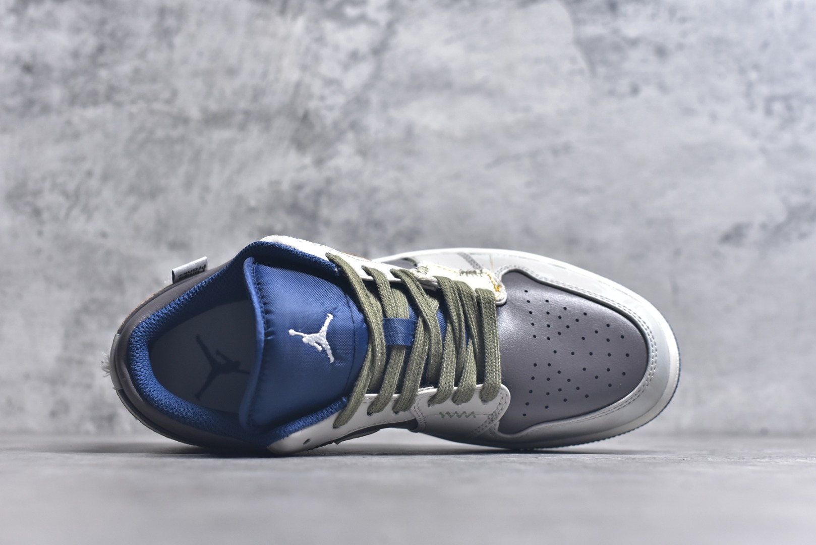 图片[4]-#Air Jordan 1 Low AJ1 乔1 熊猫恶作剧 拓荒骑士 棕灰 低帮复古篮球鞋 553558-414 #整体围绕熊猫恶作剧拓荒骑士主题设计，鞋身整体采用专属颜料重新喷涂。特殊原创设计图标涂鸦装饰，添加潮流元素效果喷涂点缀。 尺码：35.5 36 36.5 37.5 38 38.5 39 40 40.5 41 42 42.5 43 44 44.5 45 45.5 46 47.5 9.E5-选品中心