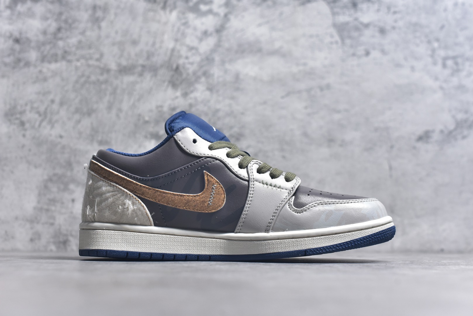 图片[3]-#Air Jordan 1 Low AJ1 乔1 熊猫恶作剧 拓荒骑士 棕灰 低帮复古篮球鞋 553558-414 #整体围绕熊猫恶作剧拓荒骑士主题设计，鞋身整体采用专属颜料重新喷涂。特殊原创设计图标涂鸦装饰，添加潮流元素效果喷涂点缀。 尺码：35.5 36 36.5 37.5 38 38.5 39 40 40.5 41 42 42.5 43 44 44.5 45 45.5 46 47.5 9.E5-选品中心