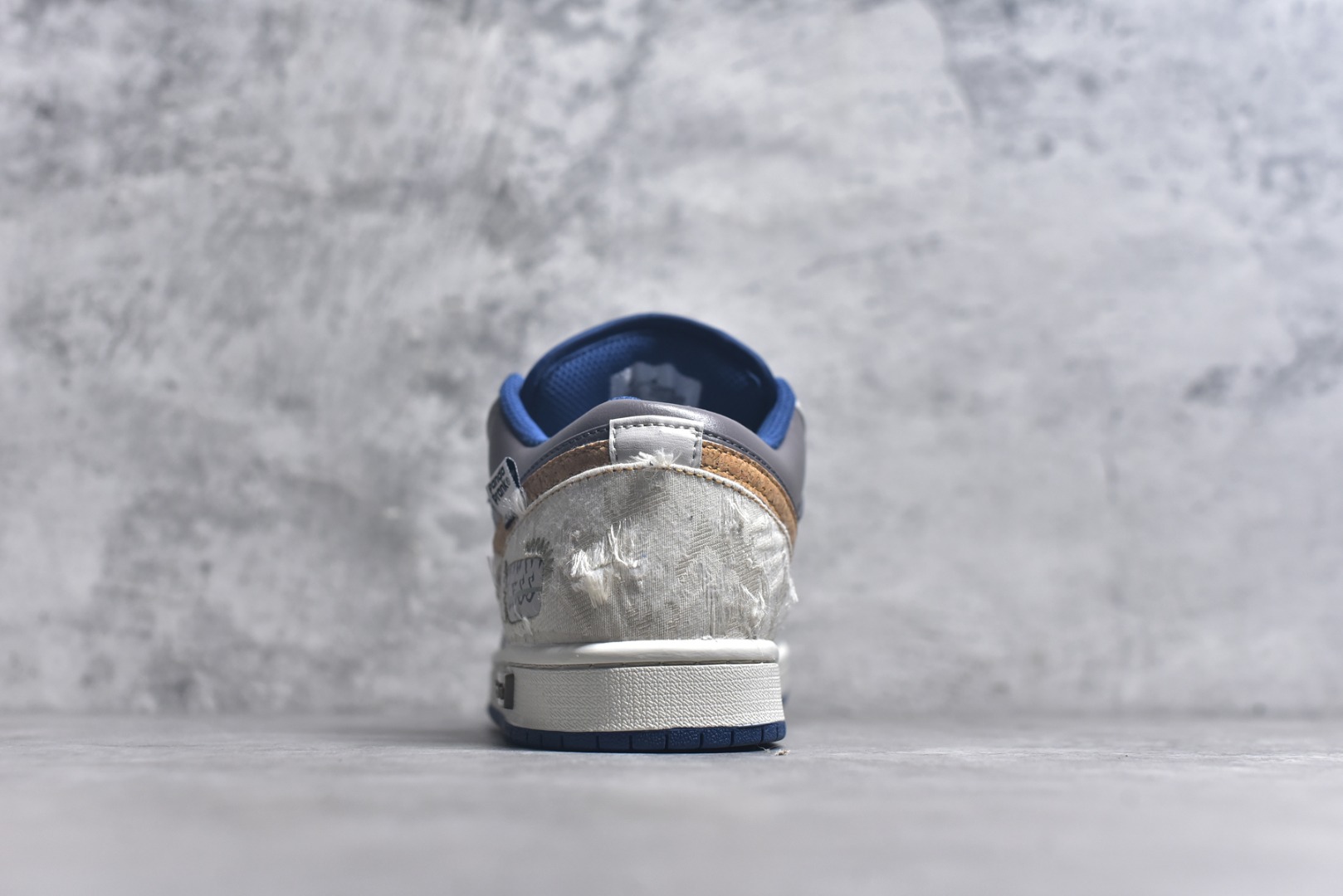 图片[5]-#Air Jordan 1 Low AJ1 乔1 熊猫恶作剧 拓荒骑士 棕灰 低帮复古篮球鞋 553558-414 #整体围绕熊猫恶作剧拓荒骑士主题设计，鞋身整体采用专属颜料重新喷涂。特殊原创设计图标涂鸦装饰，添加潮流元素效果喷涂点缀。 尺码：35.5 36 36.5 37.5 38 38.5 39 40 40.5 41 42 42.5 43 44 44.5 45 45.5 46 47.5 9.E5-选品中心