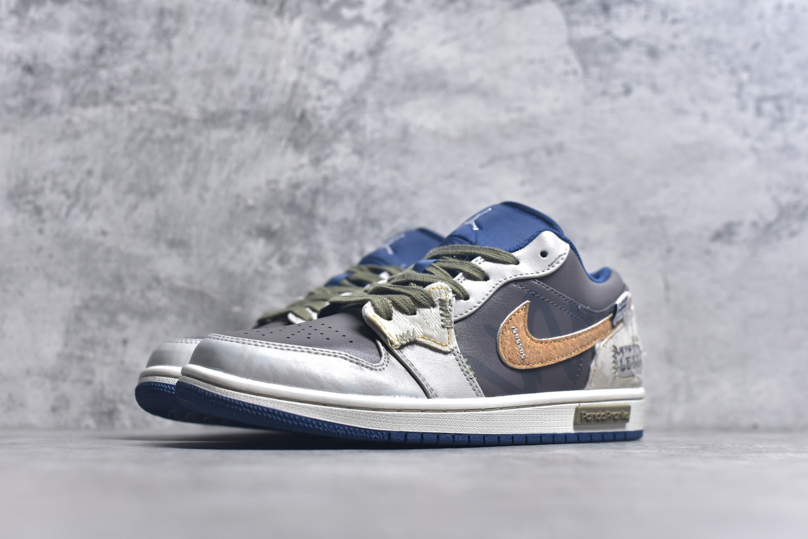 图片[2]-#Air Jordan 1 Low AJ1 乔1 熊猫恶作剧 拓荒骑士 棕灰 低帮复古篮球鞋 553558-414 #整体围绕熊猫恶作剧拓荒骑士主题设计，鞋身整体采用专属颜料重新喷涂。特殊原创设计图标涂鸦装饰，添加潮流元素效果喷涂点缀。 尺码：35.5 36 36.5 37.5 38 38.5 39 40 40.5 41 42 42.5 43 44 44.5 45 45.5 46 47.5 9.E5-选品中心