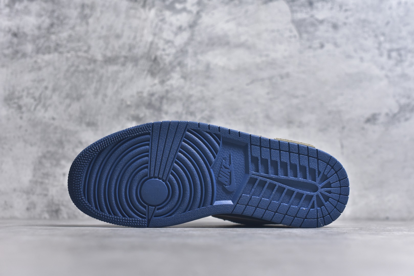 图片[6]-#Air Jordan 1 Low AJ1 乔1 熊猫恶作剧 拓荒骑士 棕灰 低帮复古篮球鞋 553558-414 #整体围绕熊猫恶作剧拓荒骑士主题设计，鞋身整体采用专属颜料重新喷涂。特殊原创设计图标涂鸦装饰，添加潮流元素效果喷涂点缀。 尺码：35.5 36 36.5 37.5 38 38.5 39 40 40.5 41 42 42.5 43 44 44.5 45 45.5 46 47.5 9.E5-选品中心