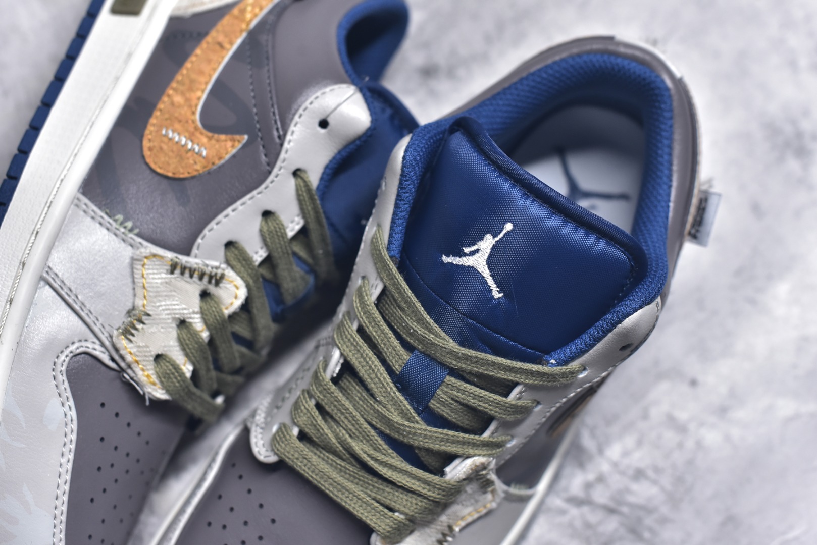 图片[9]-#Air Jordan 1 Low AJ1 乔1 熊猫恶作剧 拓荒骑士 棕灰 低帮复古篮球鞋 553558-414 #整体围绕熊猫恶作剧拓荒骑士主题设计，鞋身整体采用专属颜料重新喷涂。特殊原创设计图标涂鸦装饰，添加潮流元素效果喷涂点缀。 尺码：35.5 36 36.5 37.5 38 38.5 39 40 40.5 41 42 42.5 43 44 44.5 45 45.5 46 47.5 9.E5-选品中心