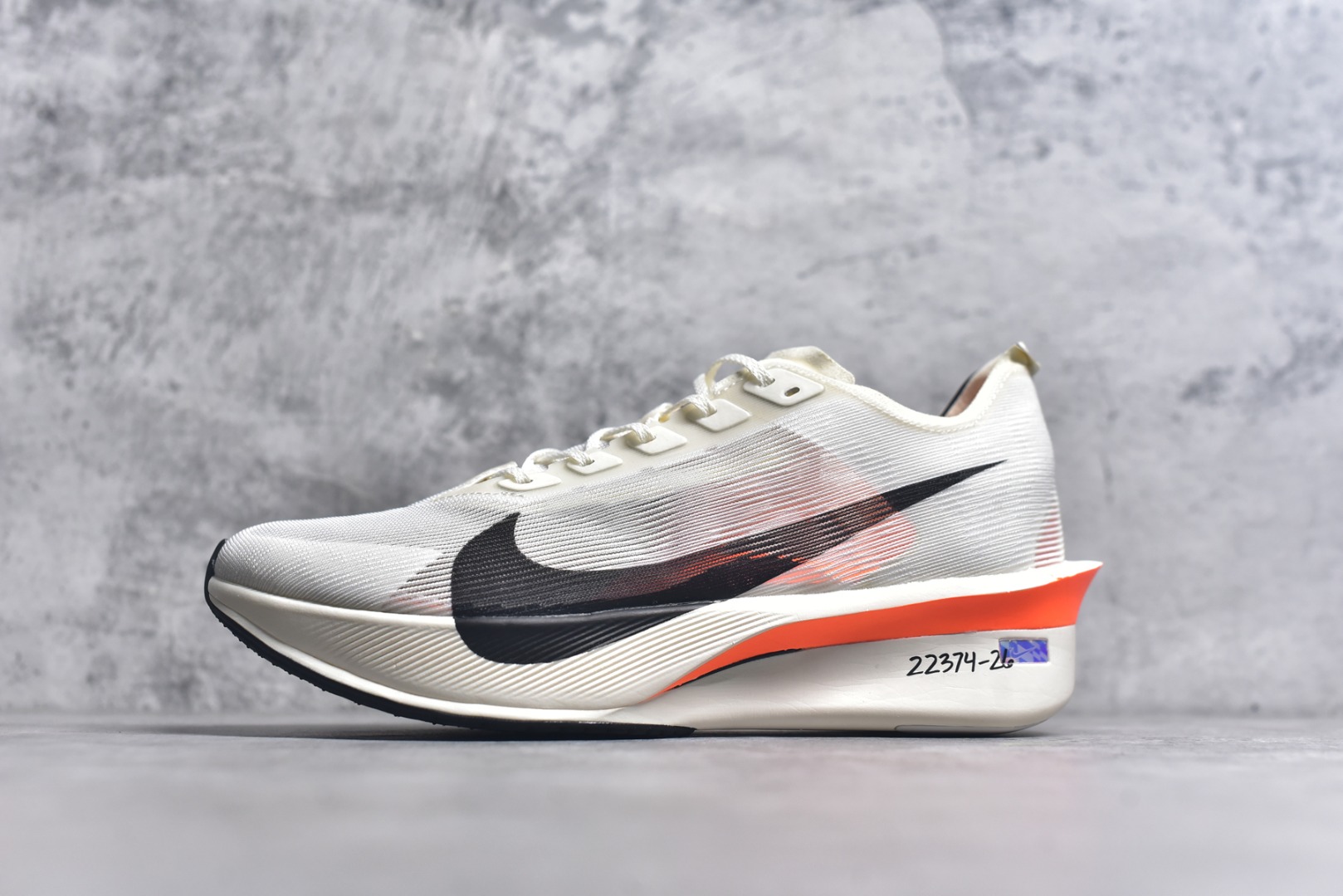 #NK VAPORFLY 4 柔软舒适防滑耐磨低帮 马拉松休闲跑步鞋 HF6413-100 Vaporfly 系列以速度和效率而闻名，仍然是竞技跑步者的首选。这款新版本秉承了其以性能为导向的传统，同时添加了新的设计元素。Vaporfly 4 Proto 采用帆色工程网眼鞋面，确保轻盈支撑和增强透气性。大胆的黑色 Swoosh 与中性底色形成鲜明对比，而鞋舌和鞋跟拉环上的金属银色点缀则增添了高级感。这种性能与风格的融合展示了 Nike 对细节的关注。穿孔鞋垫上出现 Total Orange 亮点，增添了活力。这种大胆的色调也出现在堆叠 ZoomX 泡沫中底上，旨在提供卓越的能量回馈。中底包括碳纤维 Flyplate，旨在推动跑步者每一步向前。外侧鞋跟上的手写代码使鞋子具有原型灵感的外观。最后，耐用的黑色橡胶外底确保在各种跑步条件下提供可靠的牵引力。Vaporfly 4 Proto 采用尖端技术和现代设计，专为专业跑步者打造。无论您是在为马拉松训练还是在寻找下一双比赛鞋，这款产品都能兼具性能和时尚感。尺码：39 40 40.5 41 42 42.5 43 44 44.5 45-选品中心