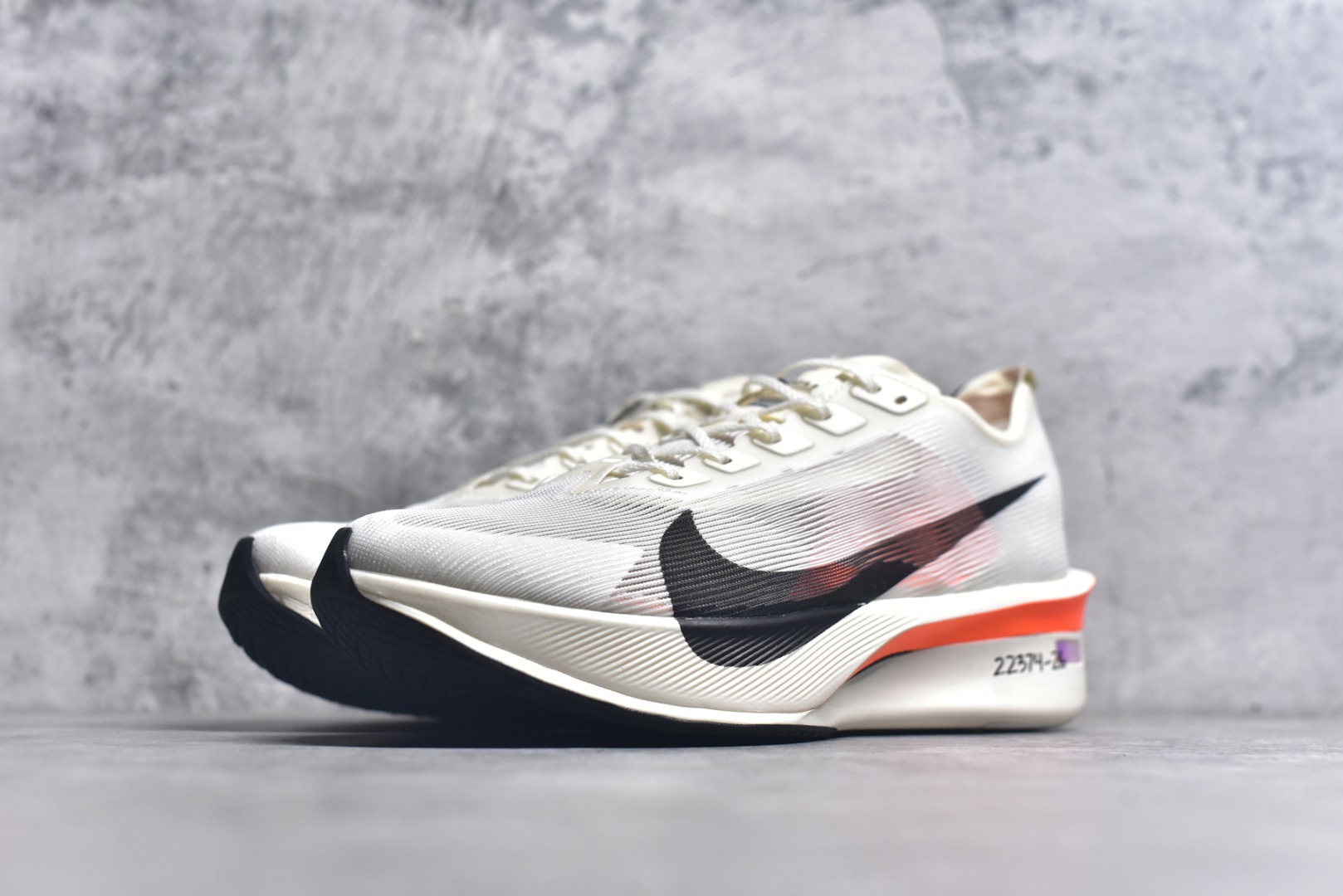图片[2]-#NK VAPORFLY 4 柔软舒适防滑耐磨低帮 马拉松休闲跑步鞋 HF6413-100 Vaporfly 系列以速度和效率而闻名，仍然是竞技跑步者的首选。这款新版本秉承了其以性能为导向的传统，同时添加了新的设计元素。Vaporfly 4 Proto 采用帆色工程网眼鞋面，确保轻盈支撑和增强透气性。大胆的黑色 Swoosh 与中性底色形成鲜明对比，而鞋舌和鞋跟拉环上的金属银色点缀则增添了高级感。这种性能与风格的融合展示了 Nike 对细节的关注。穿孔鞋垫上出现 Total Orange 亮点，增添了活力。这种大胆的色调也出现在堆叠 ZoomX 泡沫中底上，旨在提供卓越的能量回馈。中底包括碳纤维 Flyplate，旨在推动跑步者每一步向前。外侧鞋跟上的手写代码使鞋子具有原型灵感的外观。最后，耐用的黑色橡胶外底确保在各种跑步条件下提供可靠的牵引力。Vaporfly 4 Proto 采用尖端技术和现代设计，专为专业跑步者打造。无论您是在为马拉松训练还是在寻找下一双比赛鞋，这款产品都能兼具性能和时尚感。尺码：39 40 40.5 41 42 42.5 43 44 44.5 45-选品中心