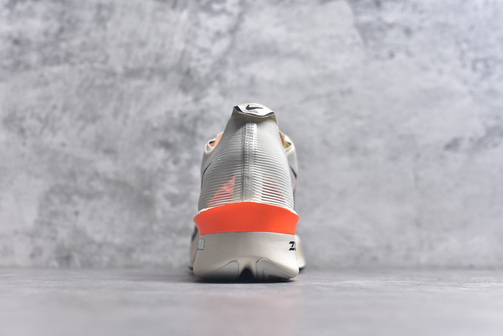 图片[5]-#NK VAPORFLY 4 柔软舒适防滑耐磨低帮 马拉松休闲跑步鞋 HF6413-100 Vaporfly 系列以速度和效率而闻名，仍然是竞技跑步者的首选。这款新版本秉承了其以性能为导向的传统，同时添加了新的设计元素。Vaporfly 4 Proto 采用帆色工程网眼鞋面，确保轻盈支撑和增强透气性。大胆的黑色 Swoosh 与中性底色形成鲜明对比，而鞋舌和鞋跟拉环上的金属银色点缀则增添了高级感。这种性能与风格的融合展示了 Nike 对细节的关注。穿孔鞋垫上出现 Total Orange 亮点，增添了活力。这种大胆的色调也出现在堆叠 ZoomX 泡沫中底上，旨在提供卓越的能量回馈。中底包括碳纤维 Flyplate，旨在推动跑步者每一步向前。外侧鞋跟上的手写代码使鞋子具有原型灵感的外观。最后，耐用的黑色橡胶外底确保在各种跑步条件下提供可靠的牵引力。Vaporfly 4 Proto 采用尖端技术和现代设计，专为专业跑步者打造。无论您是在为马拉松训练还是在寻找下一双比赛鞋，这款产品都能兼具性能和时尚感。尺码：39 40 40.5 41 42 42.5 43 44 44.5 45-选品中心