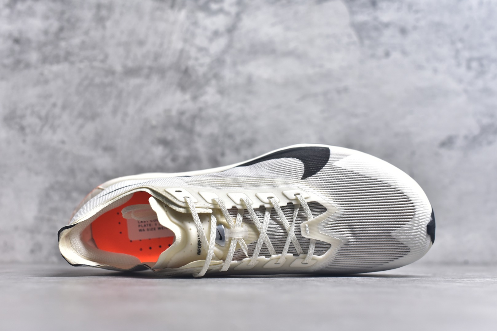 图片[4]-#NK VAPORFLY 4 柔软舒适防滑耐磨低帮 马拉松休闲跑步鞋 HF6413-100 Vaporfly 系列以速度和效率而闻名，仍然是竞技跑步者的首选。这款新版本秉承了其以性能为导向的传统，同时添加了新的设计元素。Vaporfly 4 Proto 采用帆色工程网眼鞋面，确保轻盈支撑和增强透气性。大胆的黑色 Swoosh 与中性底色形成鲜明对比，而鞋舌和鞋跟拉环上的金属银色点缀则增添了高级感。这种性能与风格的融合展示了 Nike 对细节的关注。穿孔鞋垫上出现 Total Orange 亮点，增添了活力。这种大胆的色调也出现在堆叠 ZoomX 泡沫中底上，旨在提供卓越的能量回馈。中底包括碳纤维 Flyplate，旨在推动跑步者每一步向前。外侧鞋跟上的手写代码使鞋子具有原型灵感的外观。最后，耐用的黑色橡胶外底确保在各种跑步条件下提供可靠的牵引力。Vaporfly 4 Proto 采用尖端技术和现代设计，专为专业跑步者打造。无论您是在为马拉松训练还是在寻找下一双比赛鞋，这款产品都能兼具性能和时尚感。尺码：39 40 40.5 41 42 42.5 43 44 44.5 45-选品中心