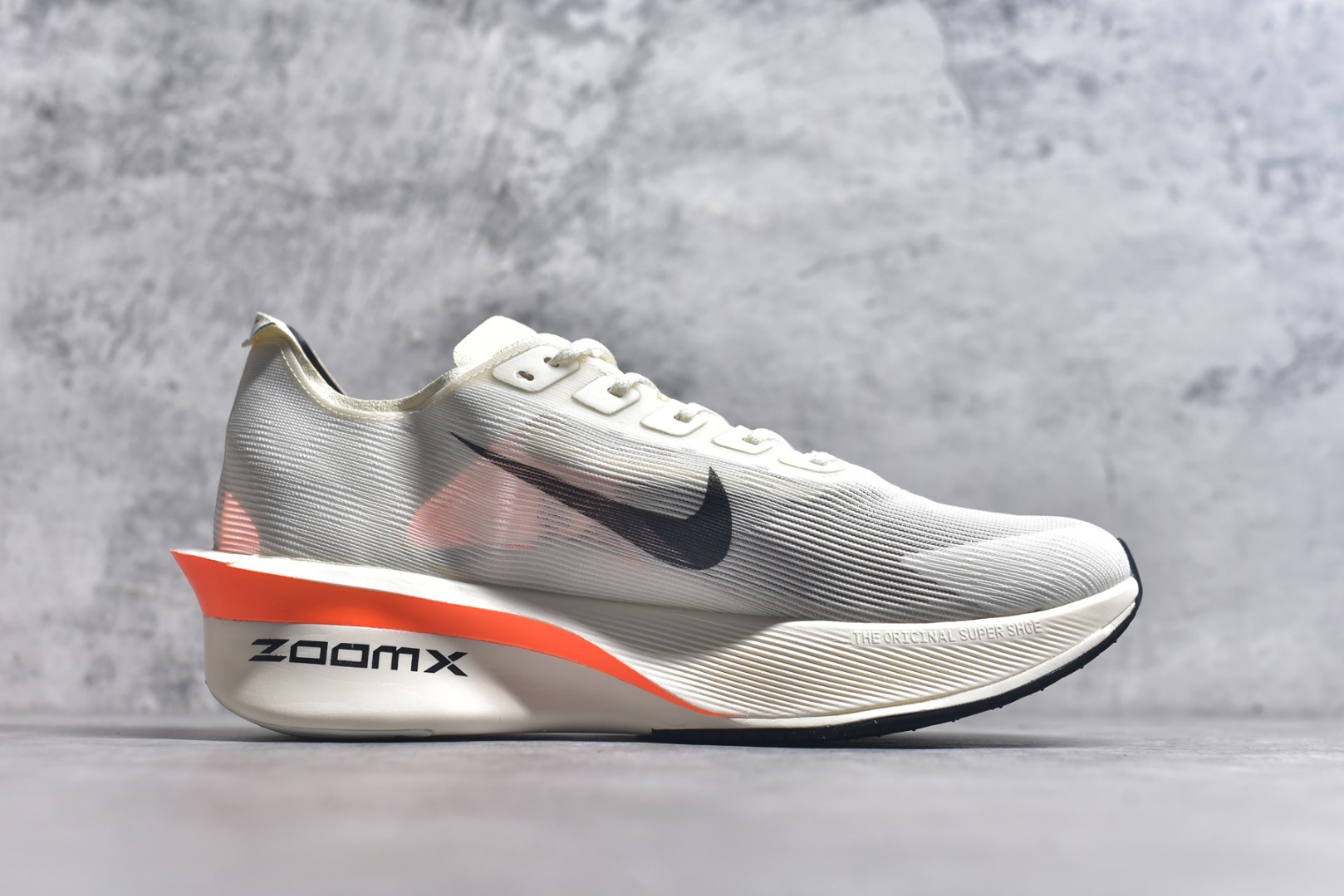 图片[3]-#NK VAPORFLY 4 柔软舒适防滑耐磨低帮 马拉松休闲跑步鞋 HF6413-100 Vaporfly 系列以速度和效率而闻名，仍然是竞技跑步者的首选。这款新版本秉承了其以性能为导向的传统，同时添加了新的设计元素。Vaporfly 4 Proto 采用帆色工程网眼鞋面，确保轻盈支撑和增强透气性。大胆的黑色 Swoosh 与中性底色形成鲜明对比，而鞋舌和鞋跟拉环上的金属银色点缀则增添了高级感。这种性能与风格的融合展示了 Nike 对细节的关注。穿孔鞋垫上出现 Total Orange 亮点，增添了活力。这种大胆的色调也出现在堆叠 ZoomX 泡沫中底上，旨在提供卓越的能量回馈。中底包括碳纤维 Flyplate，旨在推动跑步者每一步向前。外侧鞋跟上的手写代码使鞋子具有原型灵感的外观。最后，耐用的黑色橡胶外底确保在各种跑步条件下提供可靠的牵引力。Vaporfly 4 Proto 采用尖端技术和现代设计，专为专业跑步者打造。无论您是在为马拉松训练还是在寻找下一双比赛鞋，这款产品都能兼具性能和时尚感。尺码：39 40 40.5 41 42 42.5 43 44 44.5 45-选品中心