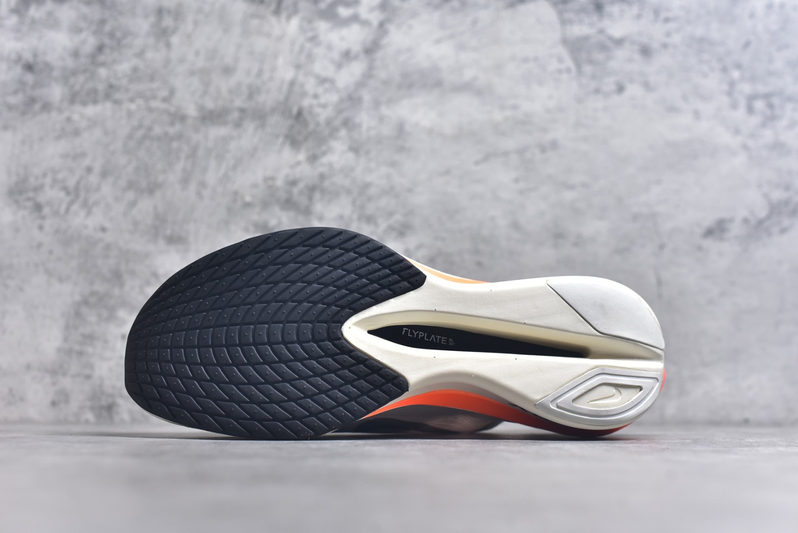图片[6]-#NK VAPORFLY 4 柔软舒适防滑耐磨低帮 马拉松休闲跑步鞋 HF6413-100 Vaporfly 系列以速度和效率而闻名，仍然是竞技跑步者的首选。这款新版本秉承了其以性能为导向的传统，同时添加了新的设计元素。Vaporfly 4 Proto 采用帆色工程网眼鞋面，确保轻盈支撑和增强透气性。大胆的黑色 Swoosh 与中性底色形成鲜明对比，而鞋舌和鞋跟拉环上的金属银色点缀则增添了高级感。这种性能与风格的融合展示了 Nike 对细节的关注。穿孔鞋垫上出现 Total Orange 亮点，增添了活力。这种大胆的色调也出现在堆叠 ZoomX 泡沫中底上，旨在提供卓越的能量回馈。中底包括碳纤维 Flyplate，旨在推动跑步者每一步向前。外侧鞋跟上的手写代码使鞋子具有原型灵感的外观。最后，耐用的黑色橡胶外底确保在各种跑步条件下提供可靠的牵引力。Vaporfly 4 Proto 采用尖端技术和现代设计，专为专业跑步者打造。无论您是在为马拉松训练还是在寻找下一双比赛鞋，这款产品都能兼具性能和时尚感。尺码：39 40 40.5 41 42 42.5 43 44 44.5 45-选品中心