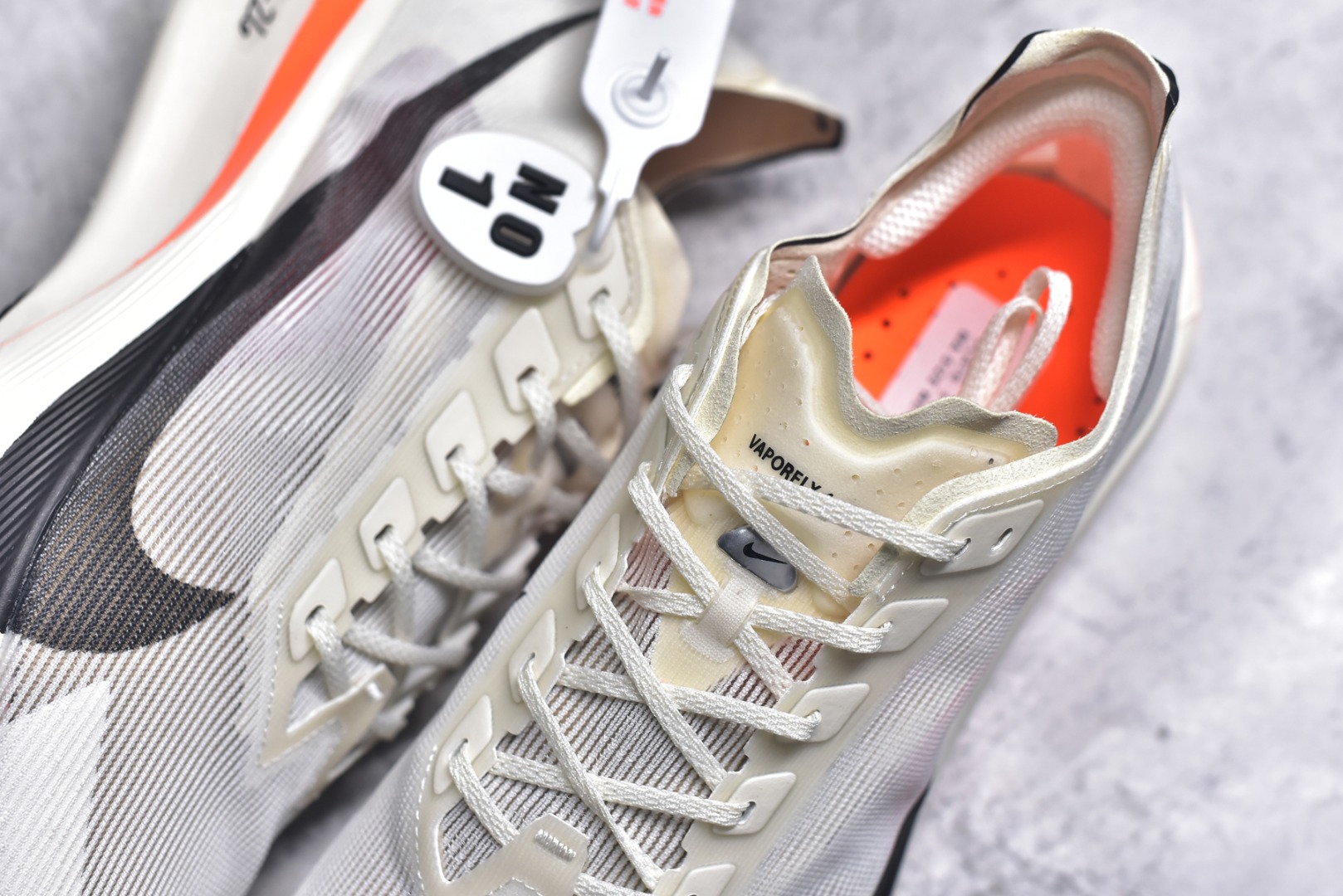 图片[9]-#NK VAPORFLY 4 柔软舒适防滑耐磨低帮 马拉松休闲跑步鞋 HF6413-100 Vaporfly 系列以速度和效率而闻名，仍然是竞技跑步者的首选。这款新版本秉承了其以性能为导向的传统，同时添加了新的设计元素。Vaporfly 4 Proto 采用帆色工程网眼鞋面，确保轻盈支撑和增强透气性。大胆的黑色 Swoosh 与中性底色形成鲜明对比，而鞋舌和鞋跟拉环上的金属银色点缀则增添了高级感。这种性能与风格的融合展示了 Nike 对细节的关注。穿孔鞋垫上出现 Total Orange 亮点，增添了活力。这种大胆的色调也出现在堆叠 ZoomX 泡沫中底上，旨在提供卓越的能量回馈。中底包括碳纤维 Flyplate，旨在推动跑步者每一步向前。外侧鞋跟上的手写代码使鞋子具有原型灵感的外观。最后，耐用的黑色橡胶外底确保在各种跑步条件下提供可靠的牵引力。Vaporfly 4 Proto 采用尖端技术和现代设计，专为专业跑步者打造。无论您是在为马拉松训练还是在寻找下一双比赛鞋，这款产品都能兼具性能和时尚感。尺码：39 40 40.5 41 42 42.5 43 44 44.5 45-选品中心
